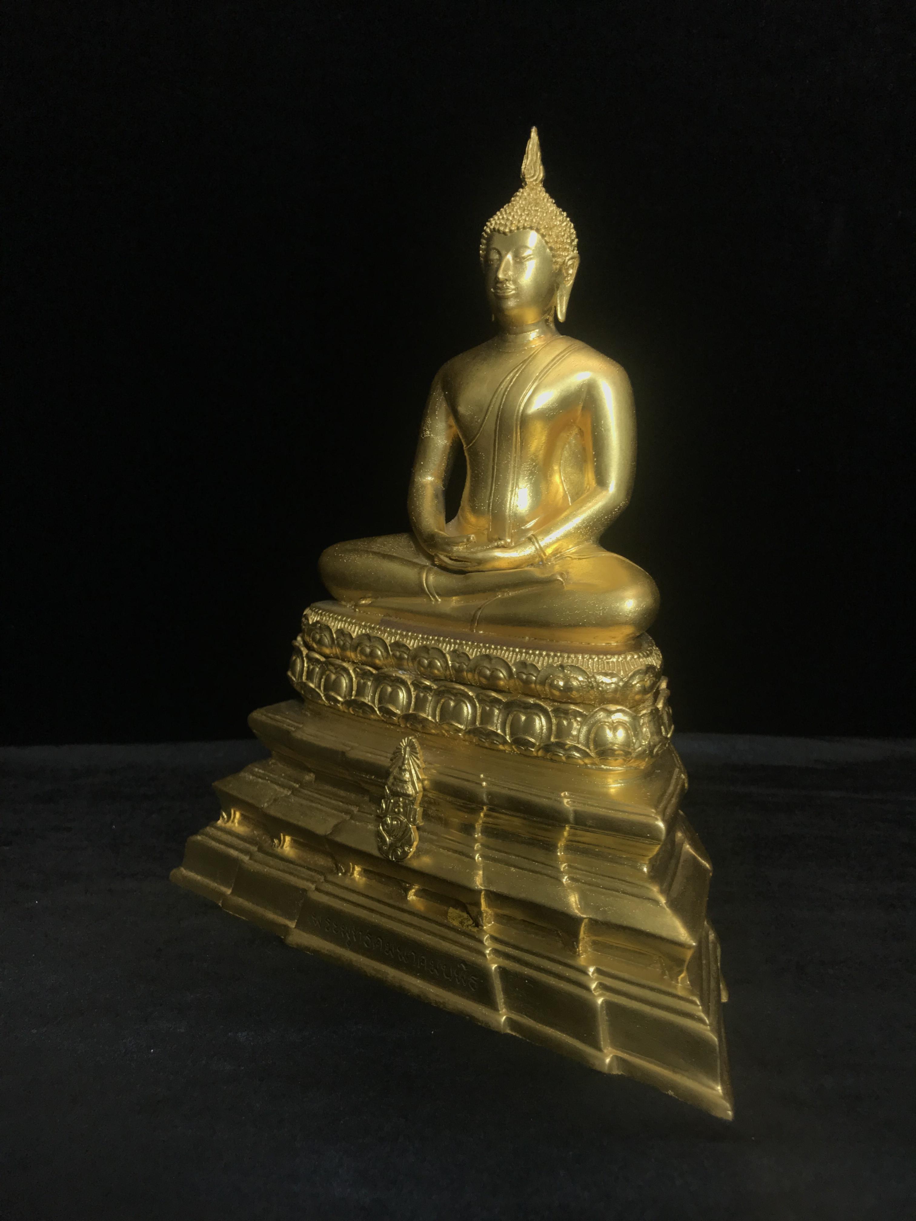 พระพุทธคมนาคมบพิธ (พระพุทธสิหิงค์จำลอง)(พระพุทธรูปประจำกระทรวงคมนาคม) ตรา ภปร. ครบรอบ 84 ปี กระทรวงคมนาคม พ.ศ.2539 เนื้อลำอู่แดงลงรักปิดทอง หน้าตัก 5 นิ้ว ปลุกเสก ณ วัดพระแก้ว พิธีใหญ่(1 ใน 3000 องค์)หายาก