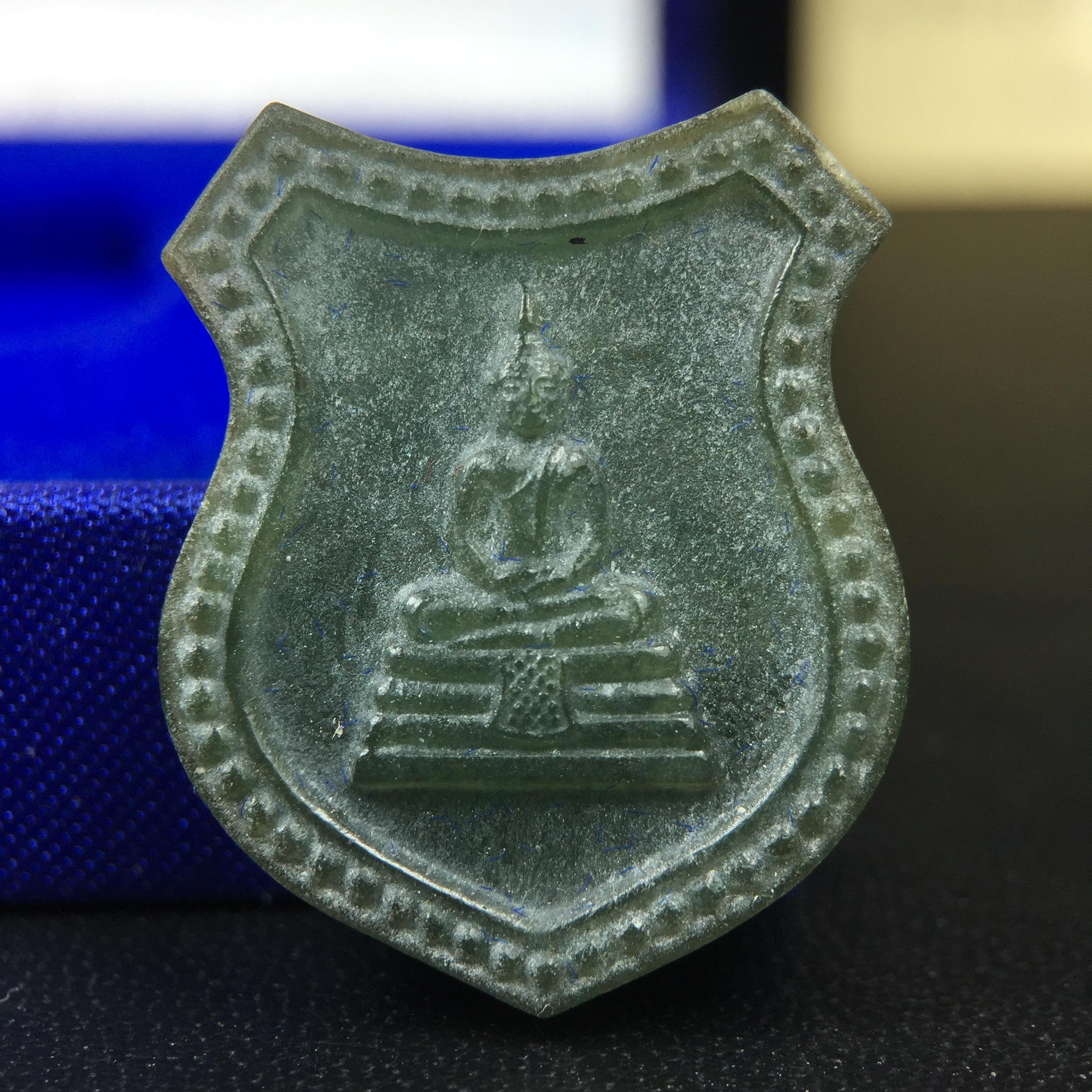 พระพุทธโสธร เนื้อหยก(รุ่นแรก)รุ่นประวัติศาสตร์ พุทธาภิเษก วันที่ 3 กันยายน พ.ศ.2543 ณ พระอุโบสถวัดโสธรวรารามวรวิหาร อ.เมือง จ.ฉะเชิงเทรา พิมพ์รูปอาร์มด้านหลังพระมีโค๊ตแผ่นทองคำแท้กำกับทุกองค์พร้อมกล่องบรรจุและบัตรรับรองเดิมครบชุด (1 ใน 3999 องค์)นิยมหายาก