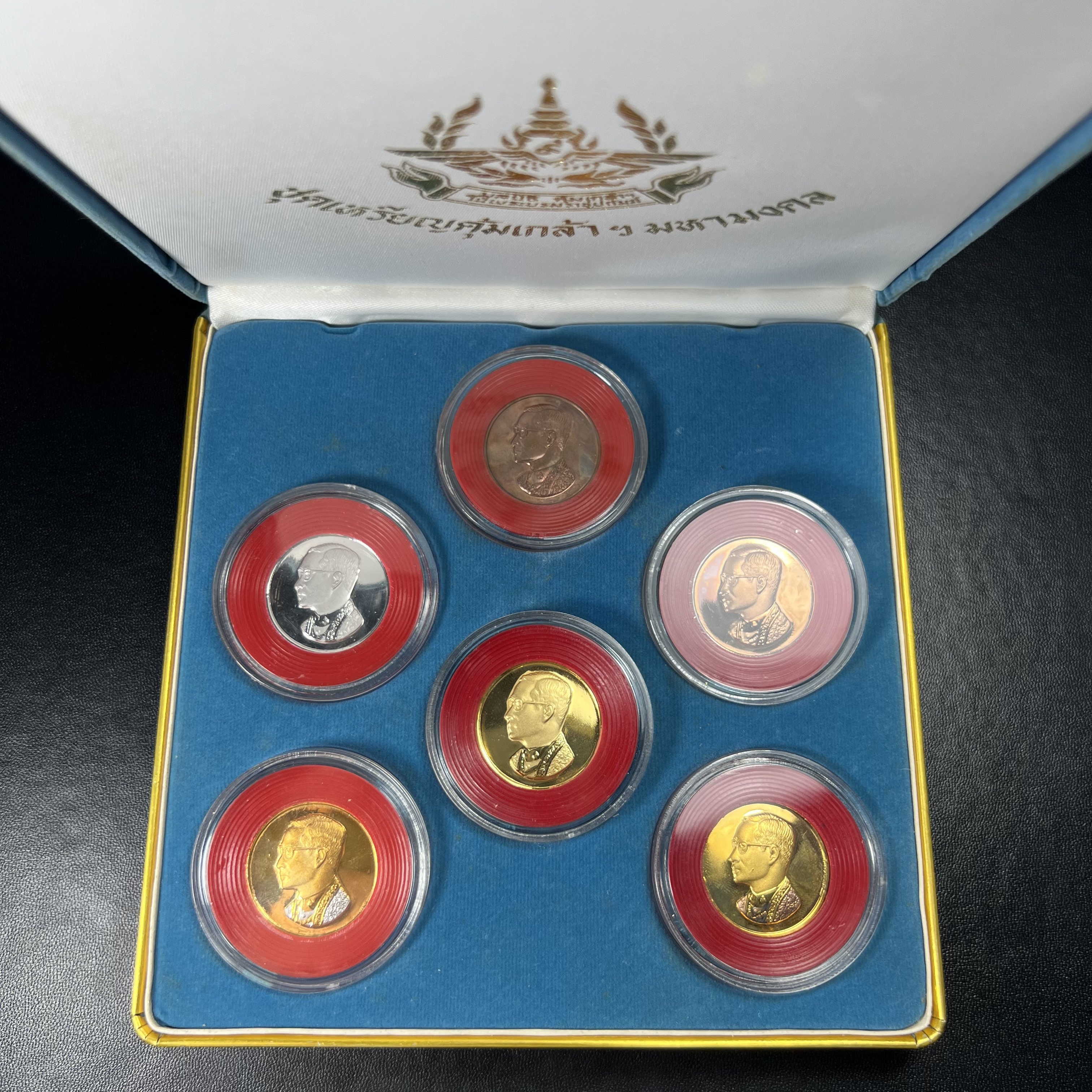 วัตถุมงคลคุ้มเกล้าฯ มหามงคลเฉลิมพระชนมพรรษา 6 รอบ รัชกาลที่ 9 ชุดพิเศษกรรมการ(หายาก) (ในหลวงรัชกาลที่9 ทรงจุดไฟพระฤกษ์และเททอง พิธีใหญ่)ยอดนิยมหายาก