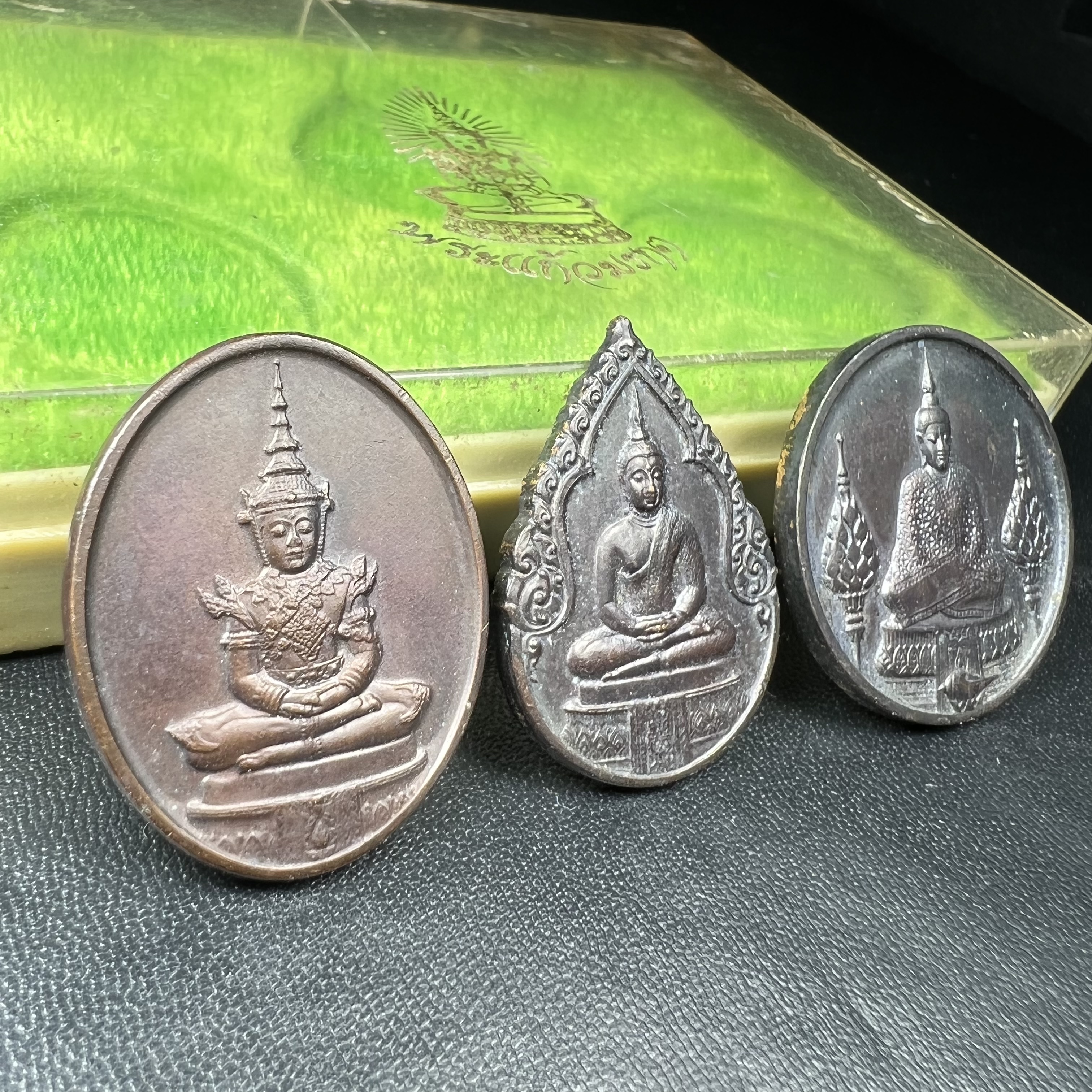 เหรียญพระแก้วมรกตหลัง ภปร. ฉลองกรุงรัตนโกสินทร์ครบ 200 ปี พ.ศ.2525 เนื้อทองแดงกล่องบรรจุเดิมครบ3พิมพ์(บล็อกพระราชศรัธา)(ในหลวงรัชกาลที่9 เสด็จในพิธี)