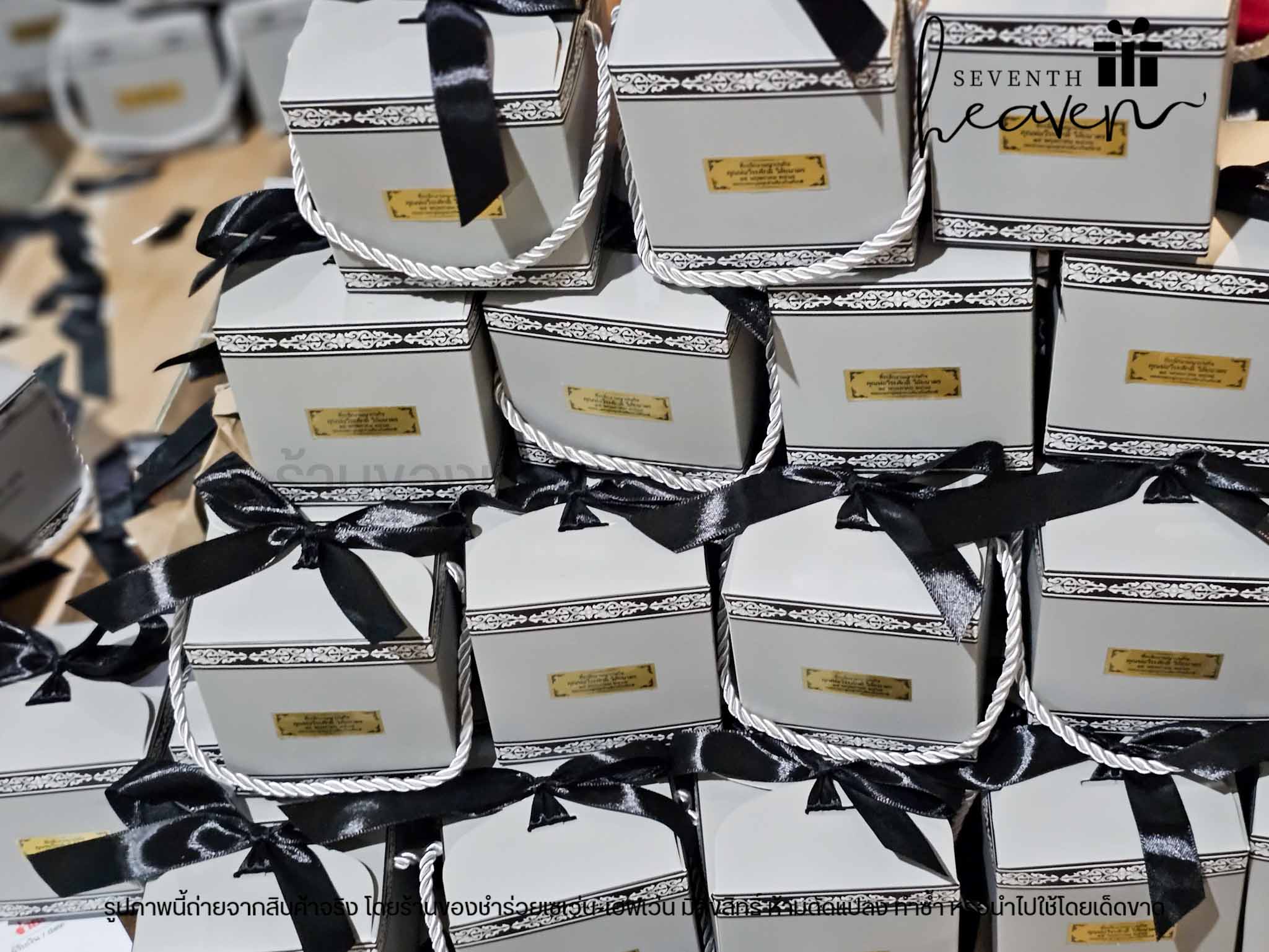 ของชำร่วยงานศพ แก้วกาแฟขุ่นกุหลาบ ใส่กล่องมีหูหิ้วสีเทา ริบบิ้นสีดำ