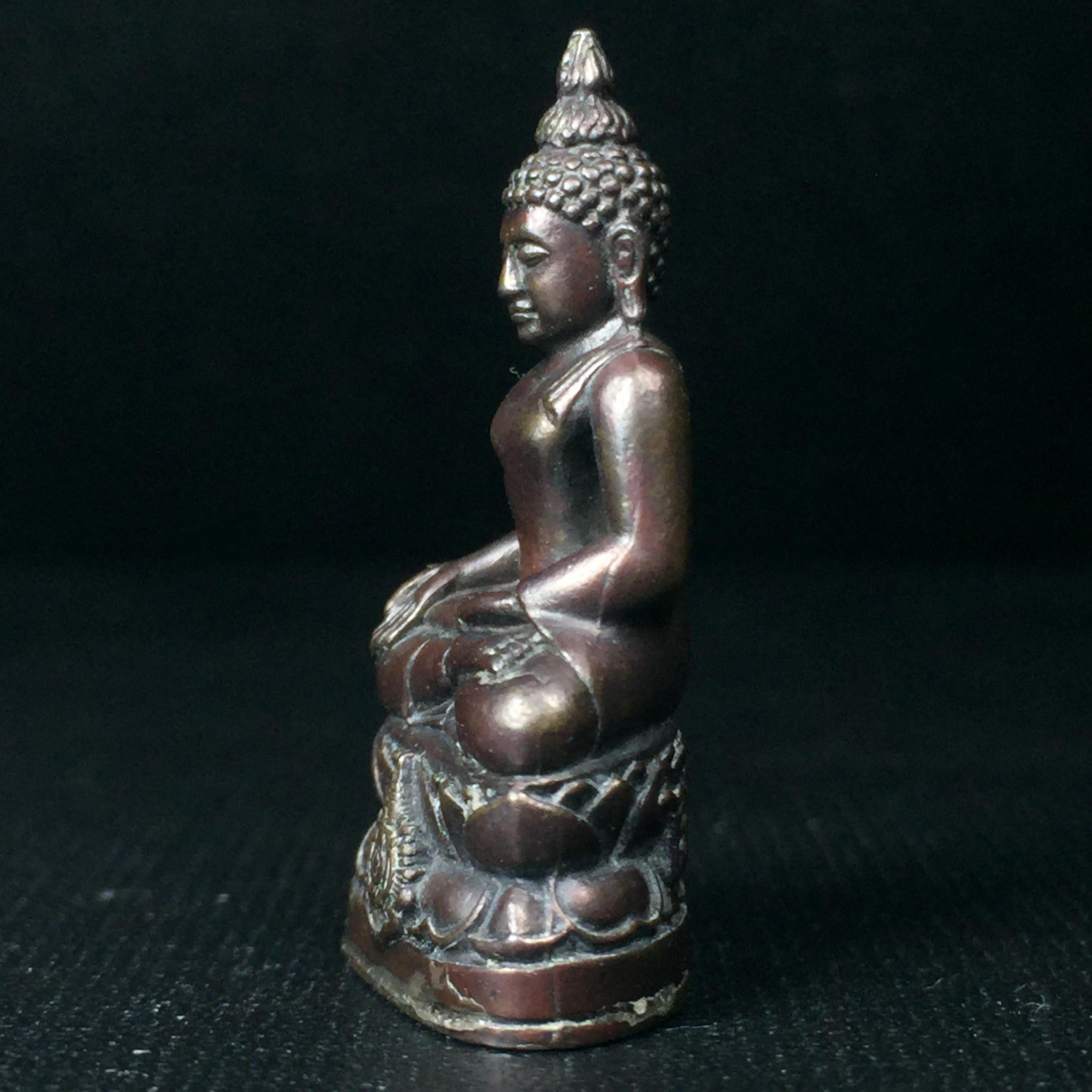 พระกริ่งไพรีพินาศ เฉลิมพระเกียรติ พระบาทสมเด็จพระเจ้าอยู่หัวรัชกาลที่9 พระชนมพรรษา 6 รอบ ปี2542 เนื้อนวโลหะผสมทองคำ(บรรจุเหล็กไหล)ดีนอก-ดีใน