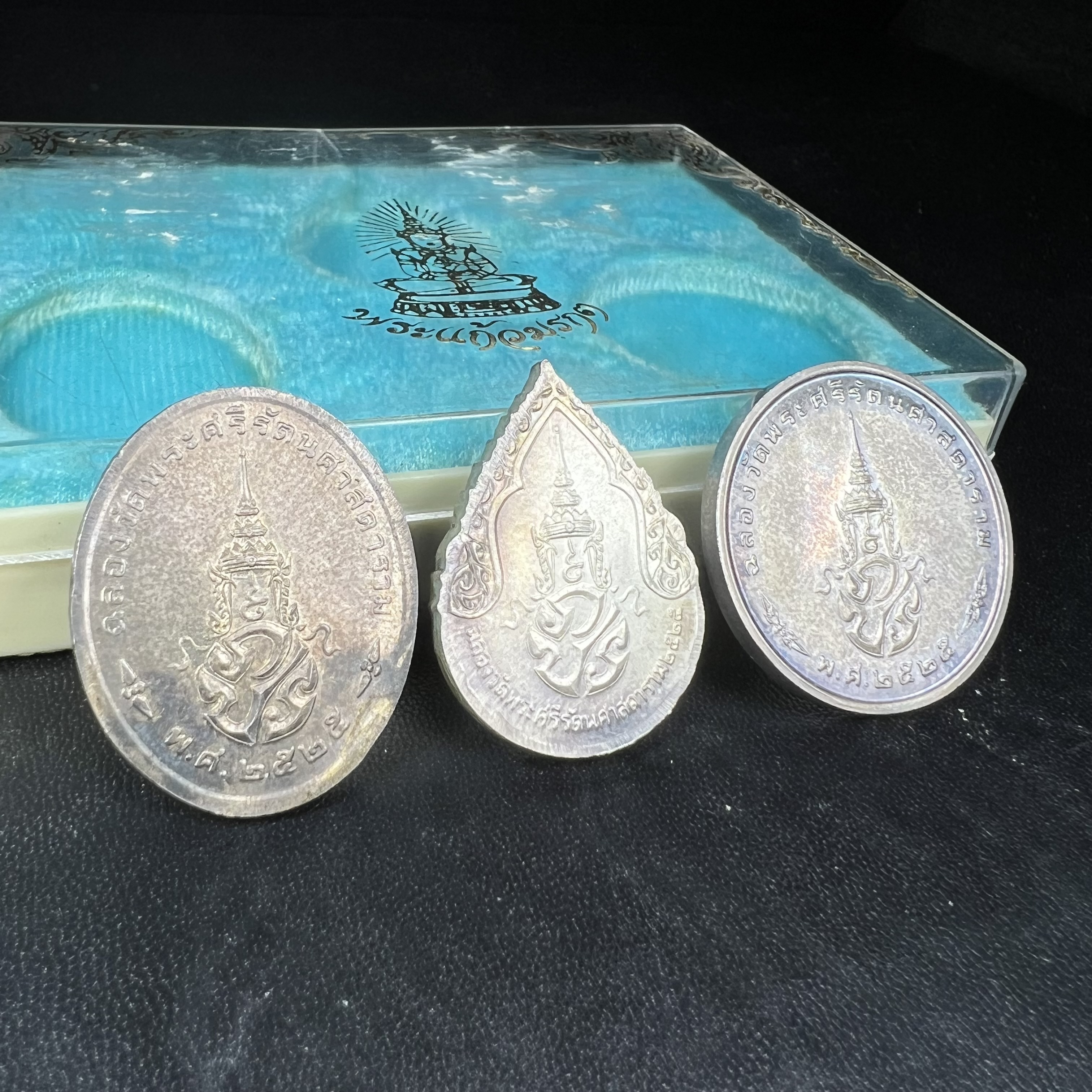 เหรียญพระแก้วมรกตหลัง ภปร. ฉลองกรุงรัตนโกสินทร์ครบ 200 ปี พ.ศ.2525 เนื้อเงิน(ผิวเดิมสวย)กล่องบรรจุเดิมครบ 3พิมพ์ ร้อน ฝน หนาว(บล็อกแรกไม่มีพระราชศรัธานิยม)(ในหลวงรัชกาลที่9 เสด็จในพิธี)พระคู่บ้านคู่เมือง...พระดี...พิธีใหญ่(บล็อกแรกครบชุด ผิวเดิม หายาก)