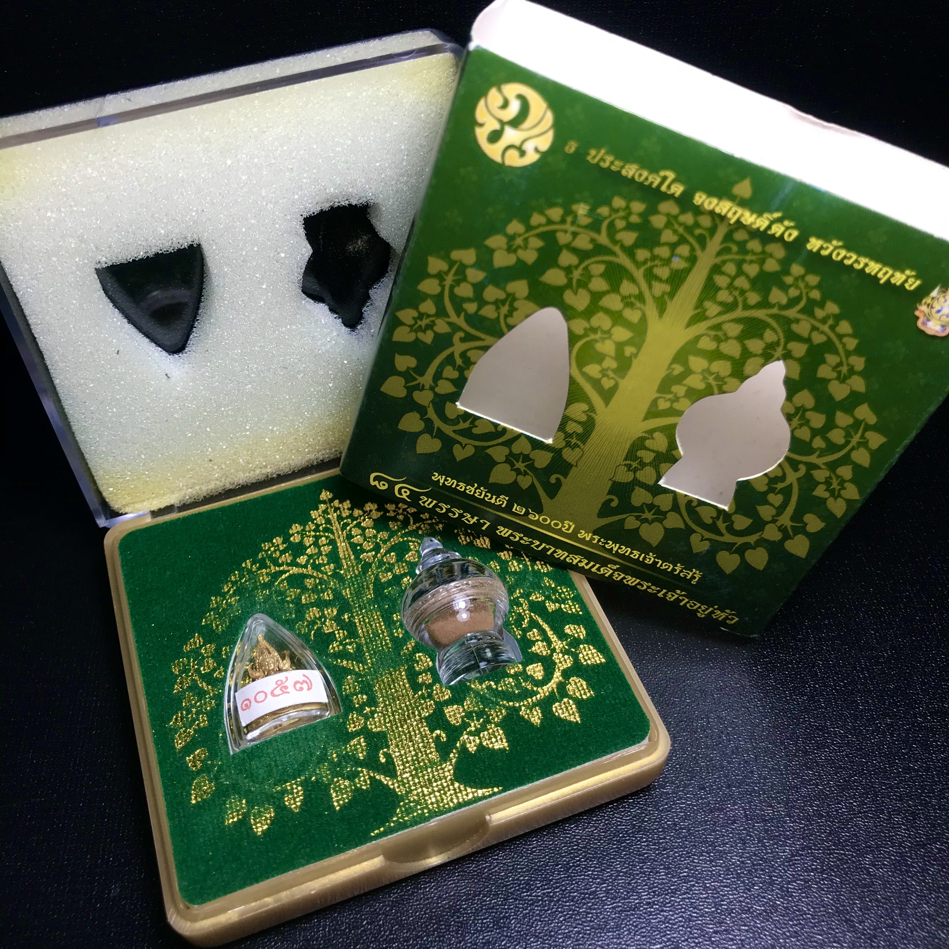 พระพุทธชินราช(จำลอง) ภปร. 84 พรรษา เนื้อทองคำ พิมพ์เล็กขนาดหน้าตัก 1/4 นิ้ว(พระราชทานมวลสาร จิตรลดาและเส้นพระเจ้า(เส้นผม)รัชกาลที่9)