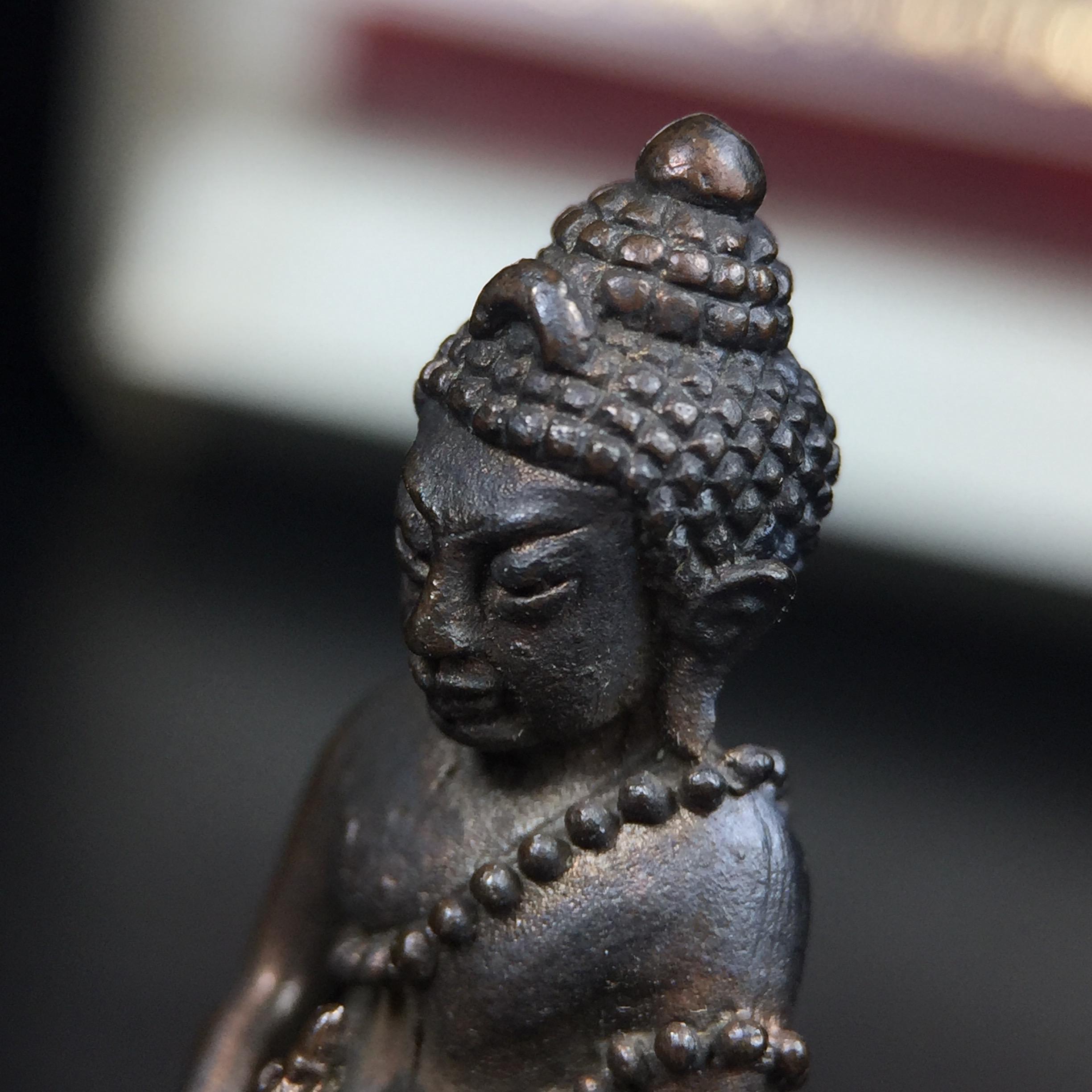 พระกริ่งญาณสังวร(พระกริ่ง ญส.)ปี 2519 เนื้อนวโลหะก้นเงิน สมเด็จพระญาณสังวรและหลวงพ่อคูณ ปริสุทโธ จับสายสูตรร่วมกันในพิธีเททอง ณ อุโบสถวัดบวรนิเวศวิหาร(พิธีใหญ่ เจตนาดี หลวงปู่โต๊ะร่วมปลุกเสก)(สภาพสวยเดิมนอนคากล่องบรรจุเดิมแบบนี้ไม่ควรพลาด)หายาก1ใน2999องค์