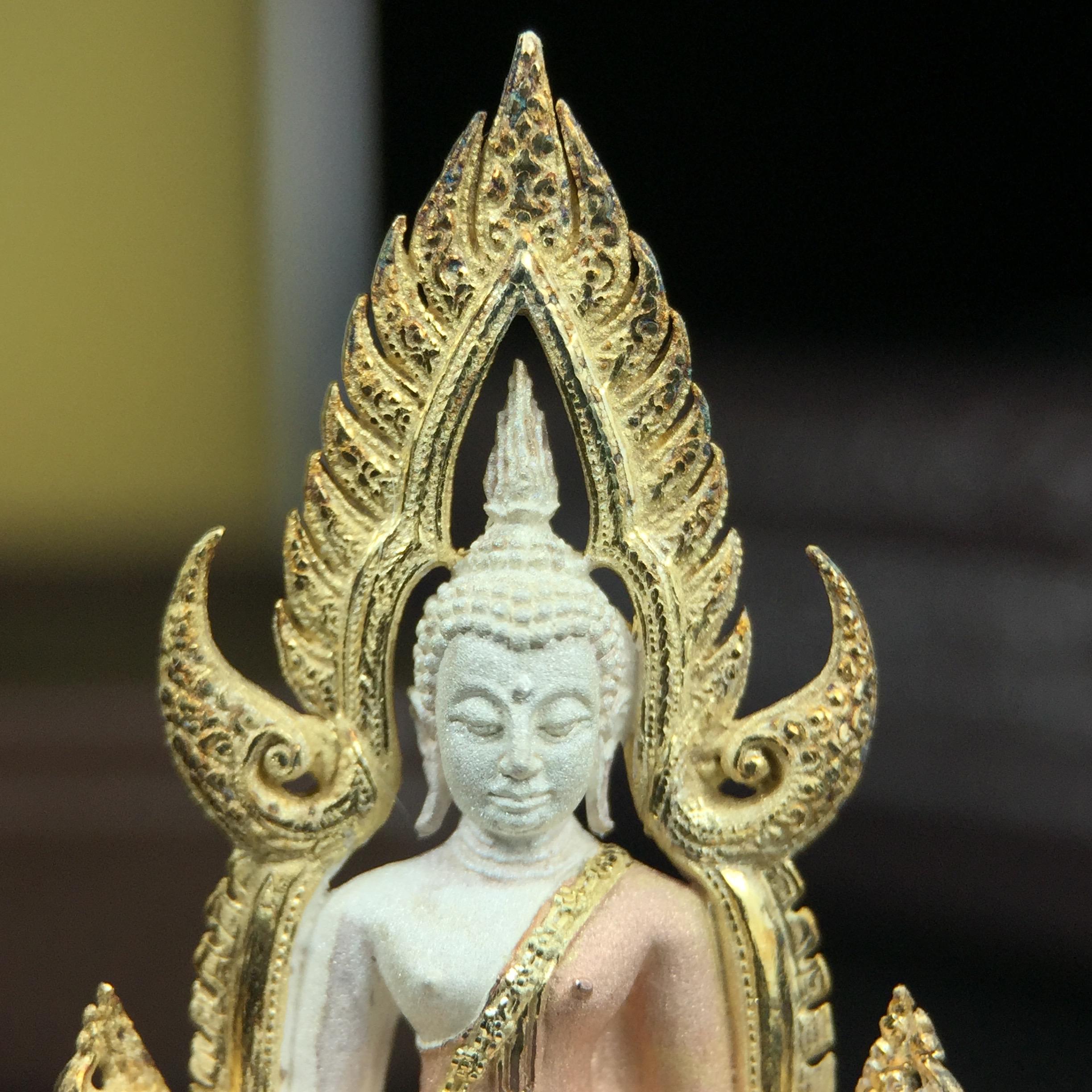 พระพุทธชินราช ภปร. โครงการ "เพราะแผ่นดินนี้ คือ แผ่นดินเกิด" ปี2548(รุ่นแรก) ลอยองค์ หน้าตัก 1/2 นิ้ว เนื้อเงินสามกษัตริย์(ผิวเดิมติดรุ้งๆสวยดีมีเสน่ห์) พุทธศิลป์งดงามทรงคุณค่า รุ่นยอดนิยม