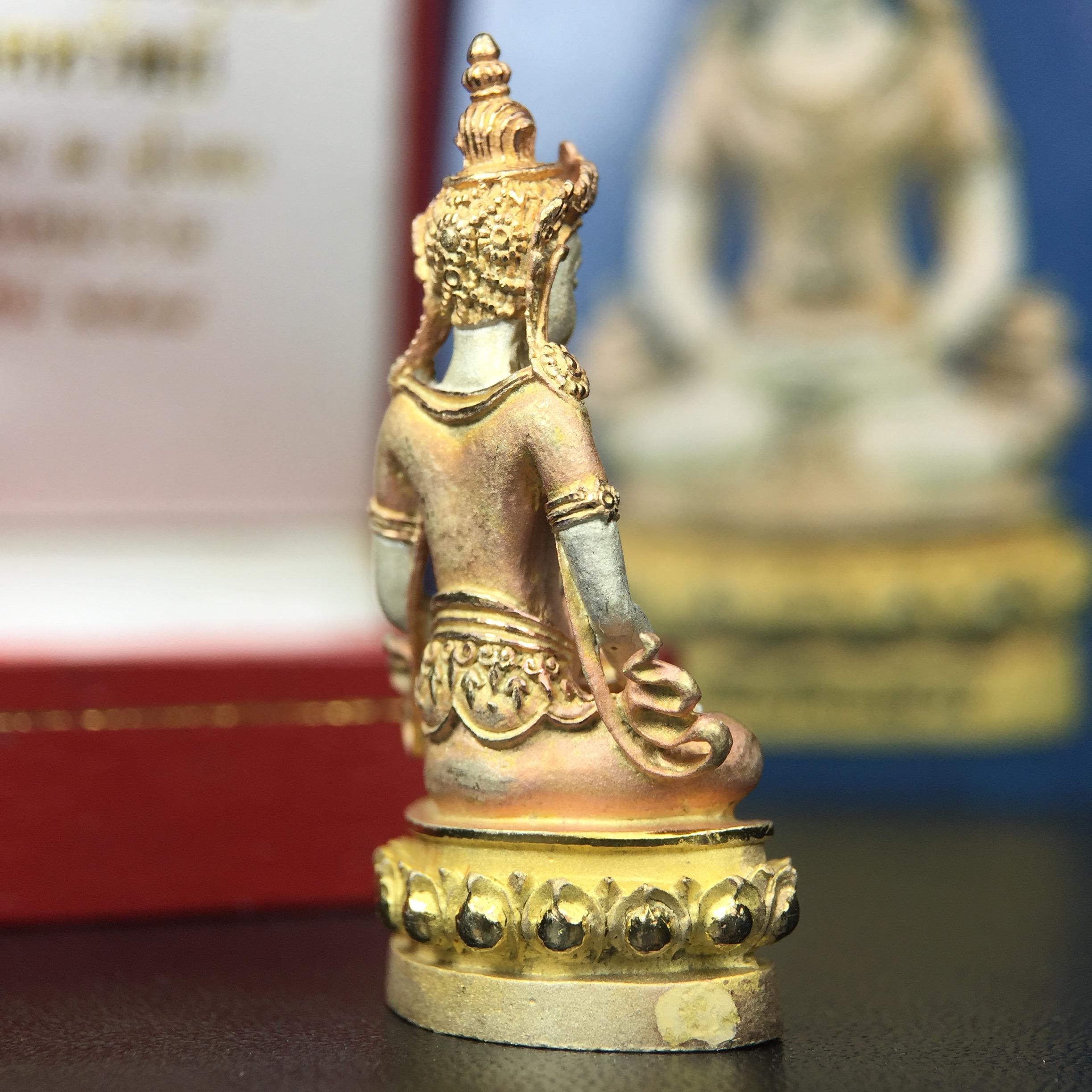 พระกริ่งอวโลกิเตศวร ( เจ้าแม่กวนอิม ) วัดโพธิ์แมนคุณาราม เนื้อเงิน 3 กษัตริย์ พ่นทราย รุ่นอุดมโภคทรัพย์ พ.ศ.2539(พร้อมกล่องบรรจุการ์ดใบรับรองเดิมครบ) (อีกหนึ่งรุ่นยอดนิยม พุทธศิลป์สวยงดงาม)