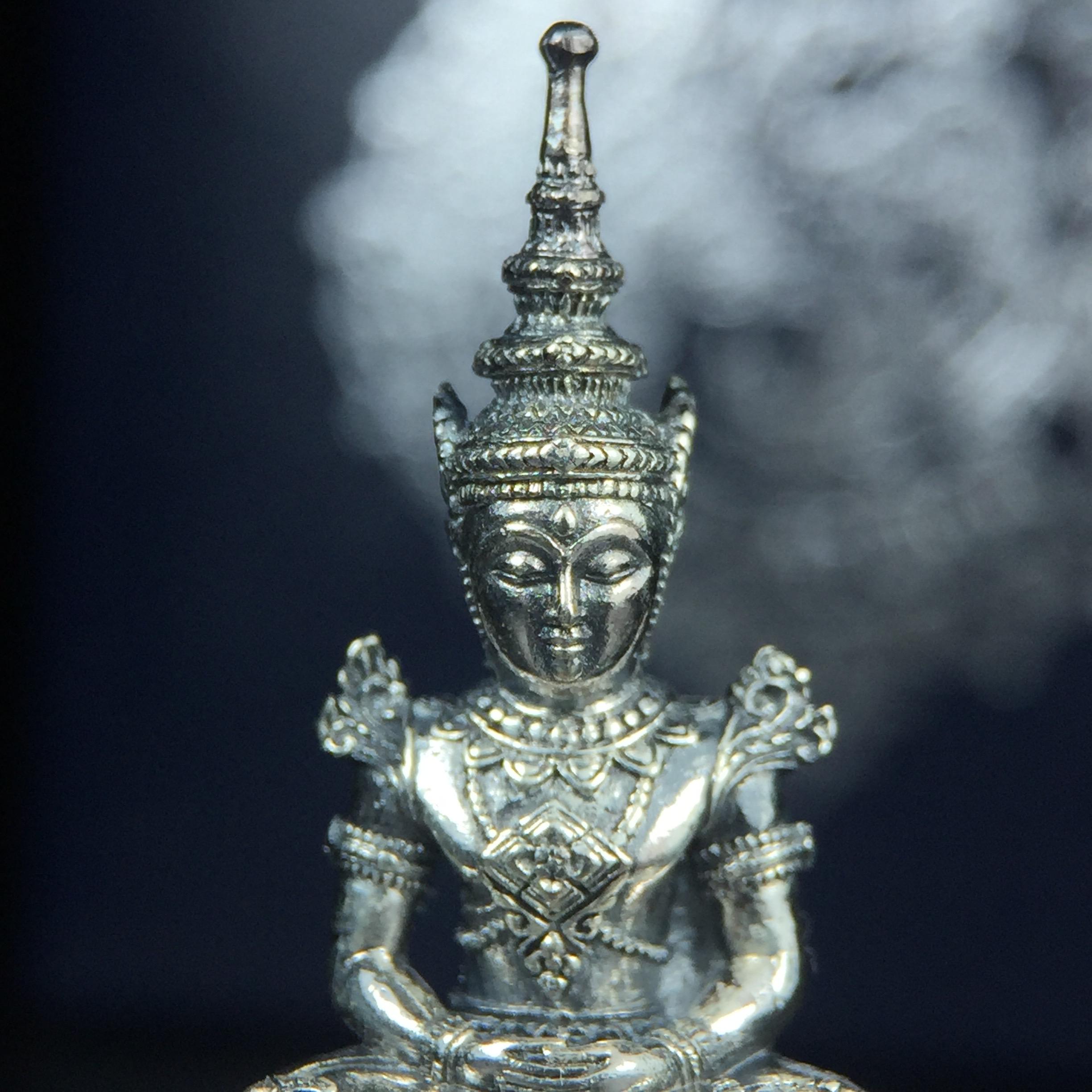 พระแก้วมรกต กรมสรรพสามิตจัดสร้างขึ้นเนื่องในโอกาสครบรอบ 64 ปีของกรมสรรพสามิต และเนื่องในวโรกาสที่พระบาทสมเด็จพระเจ้าอยู่หัวทรงครองราชย์ครบ 50 ปีในปีกาญจนาภิเษก เมื่อ พ.ศ.2539 เนื้อเงินรมดำขัดเงาพร้อมกล่องบรรจุเดิม