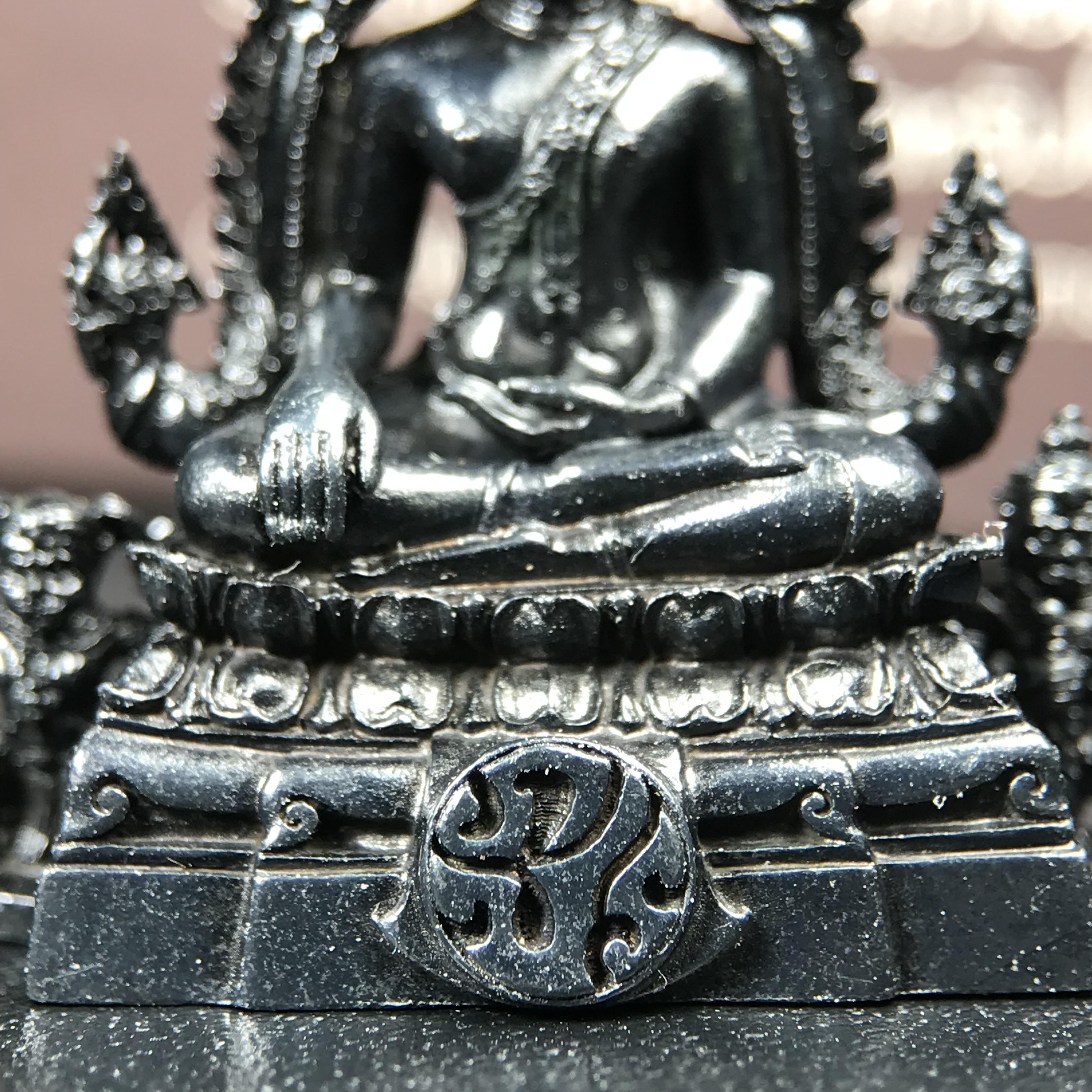 พระพุทธชินราช ภปร. โครงการ "เพราะแผ่นดินนี้ คือ แผ่นดินเกิด" ปี2548(รุ่นแรก) ลอยองค์ หน้าตัก 1/2 นิ้ว(ขนาด 3.5 x 2.5 ซม.) เนื้อเงินรมดำ(พุทธศิลป์จำลองเมื่อครั้งลอกทอง ครั้งที่3 เมื่อปี2547 ร้อยปีจะมีสักครั้ง "พระพุทธชินราชองค์ดำ")