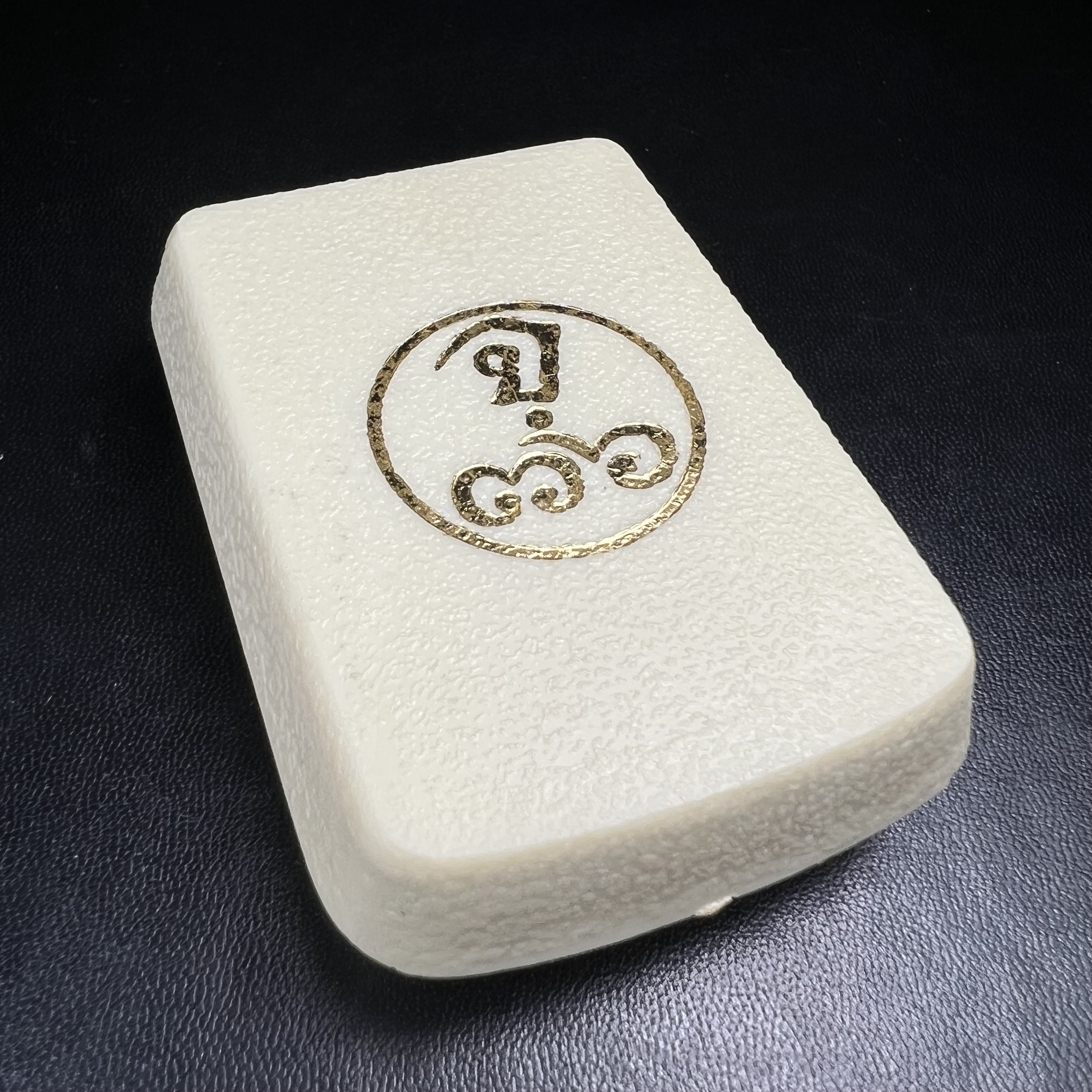 พระกริ่งพิชัยรังสี รุ่นแรก วัดป่าชัยรังสี จ.สมุทรสาคร ปี 2531 เนื้อนวโลหะ ออกแบบโดยนายช่างเกษม มงคลเจริญ ช่างมือหนึ่งแห่งยุค ปลุกเสกโดยพระเกจิอาจารย์ที่มีชื่อเสียงในยุคนั้นมาร่วมพิธีกันหลายรูป พุทธศิลป์ออกแบบได้สวยงดงาม พร้อมกล่องบรรจุเดิมครบ