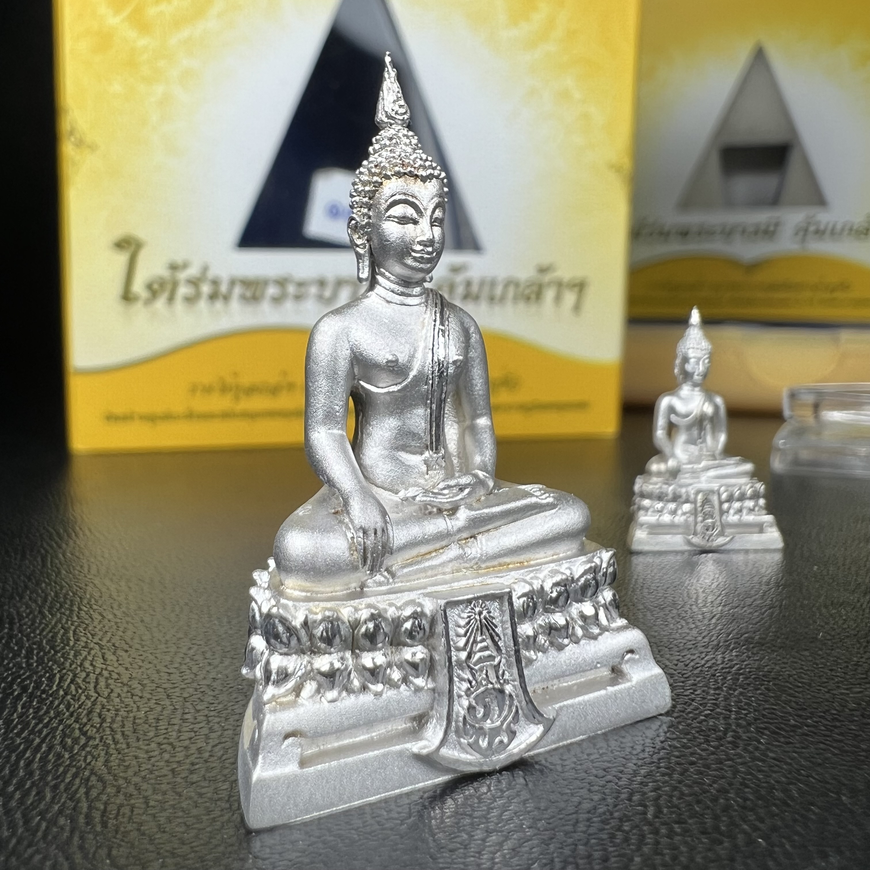 พระพุทธรูปคุ้มเกล้าฯ ภปร.(ใต้ร่มพระบารมี คุ้มเกล้า) 60ปี รพ.ภูมิพลฯ พ.ศ.2552 เนื้อเงิน ชุบทองคำขาว(ลอยองค์พิมพ์ ใหญ่+เล็ก)(1ชุด 2 พิมพ์ ครบทุกแบบที่จัดสร้าง)1 ใน 5000 ชุด ครบชุดหายาก