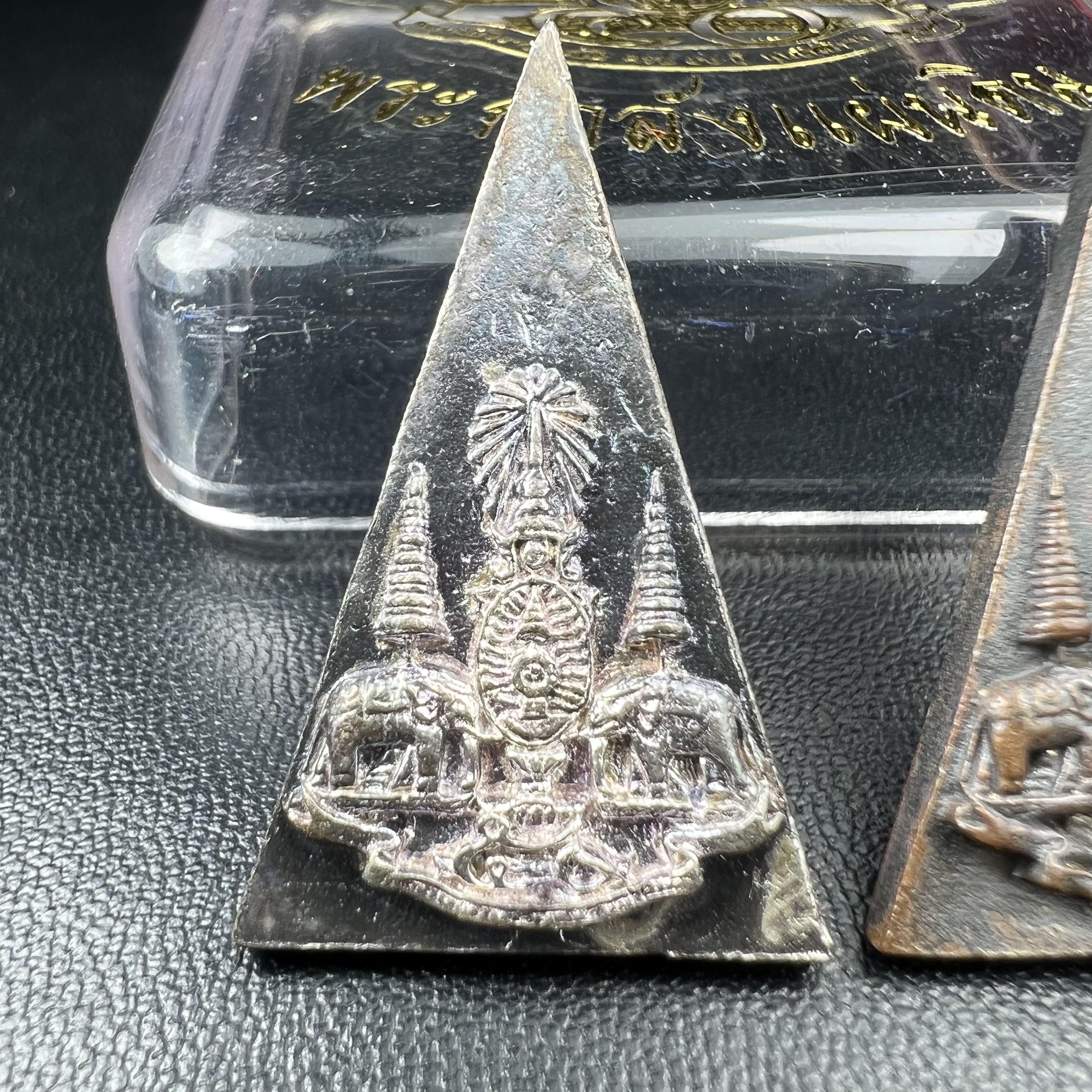 พระกำลังแผ่นดิน (สมเด็จจิตรลดา2) จัดสร้างเฉลิมพระเกียรติ ร.9 ครองราชย์ 50 ปี 2539 เนื้อเงิน(ผิวเดิมกลับดำ รุ้งๆสวย)+เนื้อนวโลหะ(สร้างน้อยหายาก)พร้อมกล่องบรรจุเดิมครบสมบูรณ์(1ใน2539องค์)