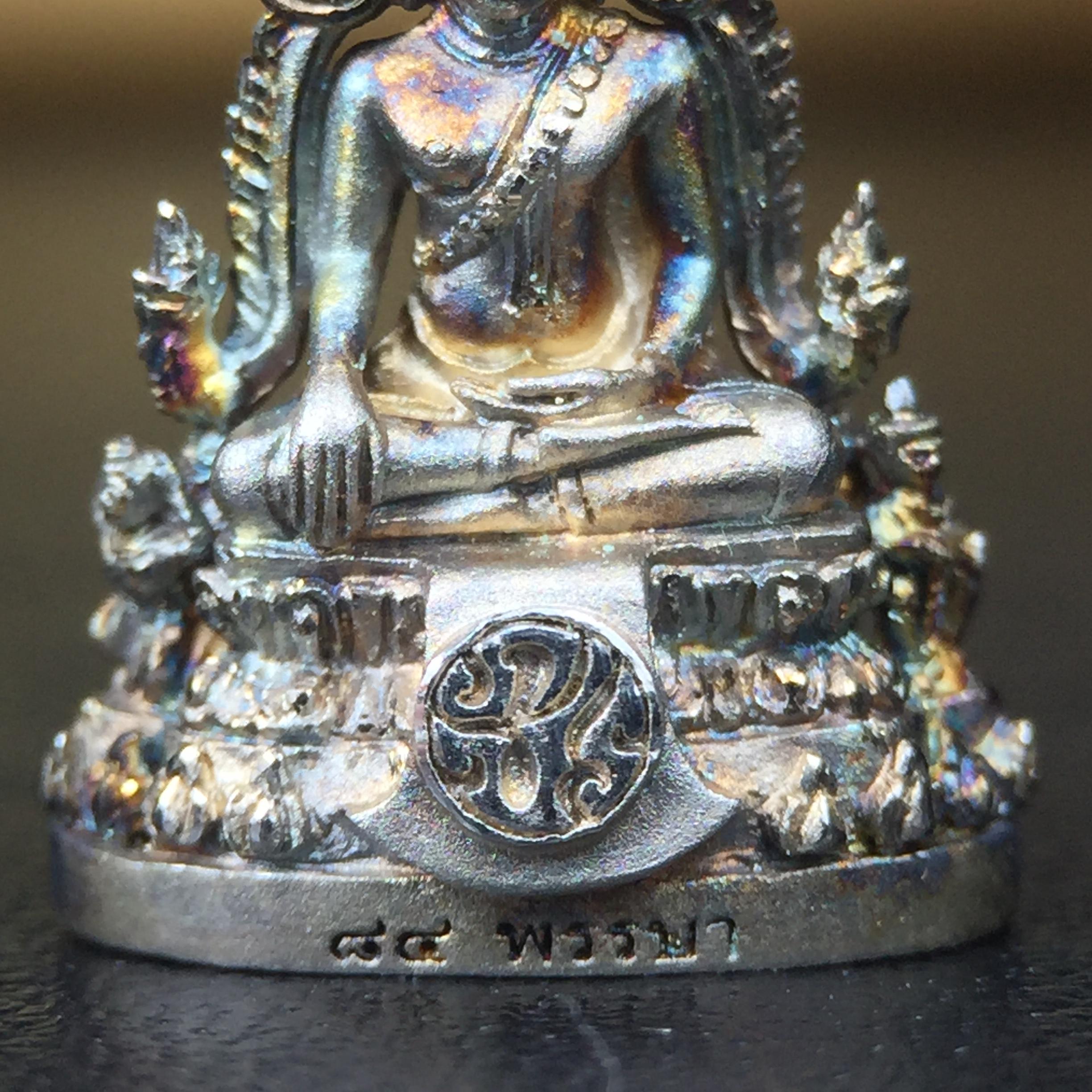 พระพุทธชินราช(จำลอง) ภปร. 84 พรรษา เนื้อเงินชุบทองคำขาว พิมพ์เล็กขนาดหน้าตัก 1/4 นิ้ว (สภาพผิวเดิมสวย ขึ้นสีรุ้งธรรมชาติ แบบนิยม)(พระราชทานมวลสาร จิตรลดาและเส้นพระเจ้า(เส้นผม))พุทธศิลป์ทรงคุณค่าอีกหนึ่งรุ่นยอดนิยม