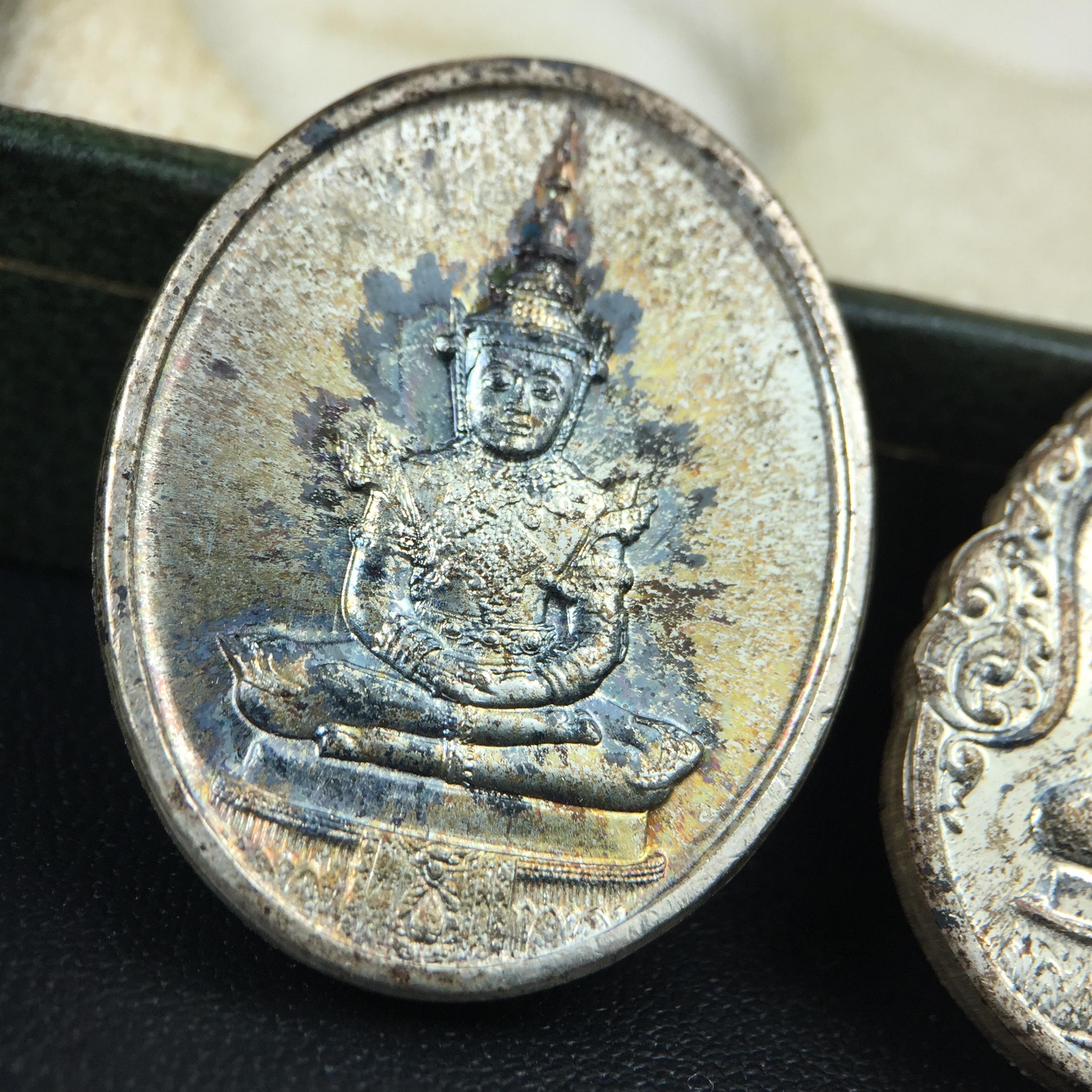 เหรียญพระแก้วมรกตหลัง ภปร. ฉลองกรุงรัตนโกสินทร์ครบ 200 ปี พ.ศ.2525 เนื้อเงิน(ผิวเดิม สวย)กล่องบรรจุเดิมครบ3พิมพ์(บล็อกพระราชศรัธา)(ในหลวงรัชกาลที่9 เสด็จในพิธี)ชอบเก็บแบบผิวเดิมๆชุดนี้เลยแนะนำ ผิวเดิมสวยมาก เสน่ห์พระเนื้อเงิน