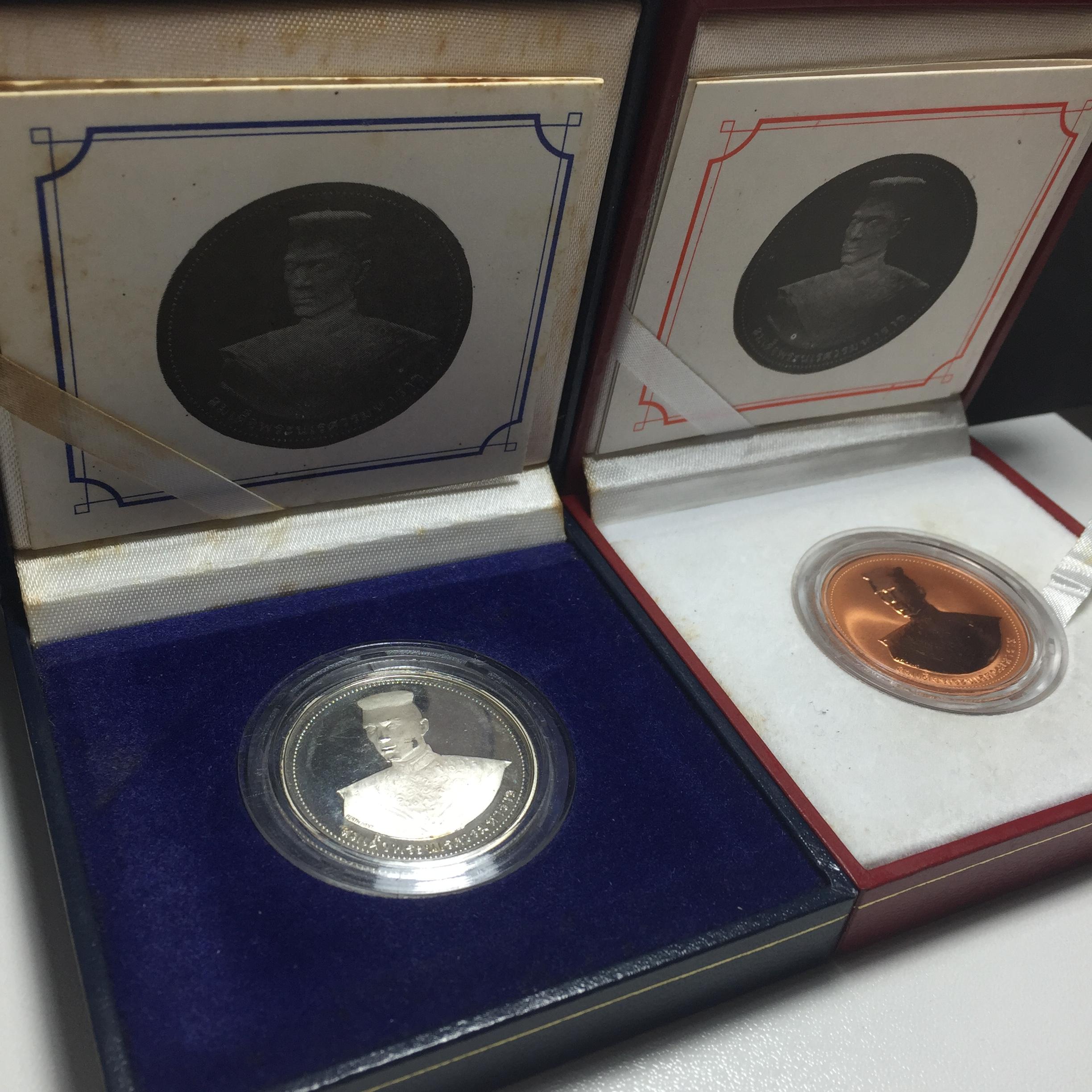 เหรียญ พระพุทธชินราช-สมเด็จพระนเรศวรมหาราช รุ่นกองทุนสร้างอาคารเรียนวิทยาลัยสงฆ์ วัดพระศรีรัตนมหาธาตุ ปี 2536 เนื้อเงินขัดเงา+เนื้อทองแดงขัดเงา