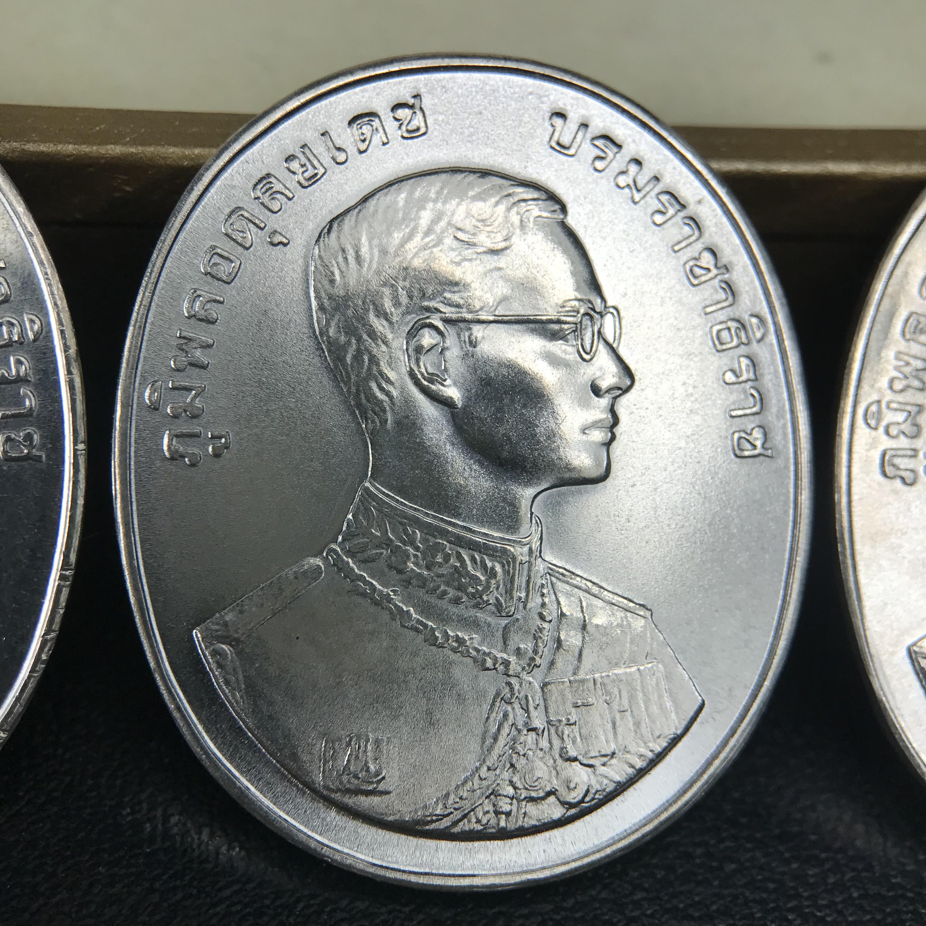 ชุดเหรียญพระพุทธปัญจภาคี ปี 2539 ครบชุด 5 เหรียญ พิมพ์ใหญ่ขนาดสูง 3 ซม. เนื้อเงิน โค๊ต ง.(เงิน) บล็อกกษาปณ์ พร้อมกล่องบรรจุซีนซองเดิมครบสภาพสวย เนื่องในมหามงคลวโรกาสที่ในหลวงรัชกาลที่ 9 ทรงครองสิริราชสมบัติครบ 50ปี พิธีใหญ่ ณ พระอุโบสถวัดพระแก้ว