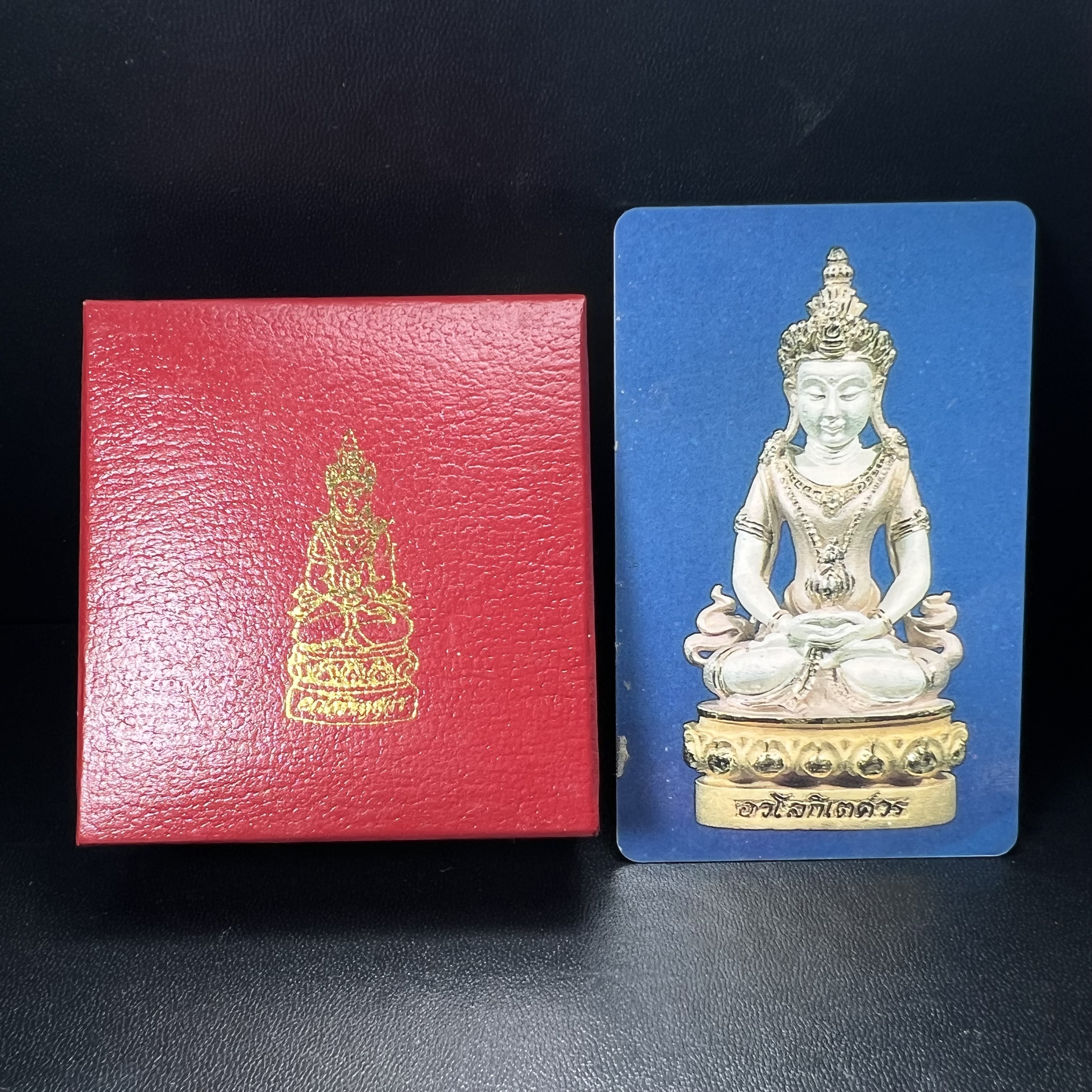 พระกริ่งอวโลกิเตศวร ( เจ้าแม่กวนอิม ) วัดโพธิ์แมนคุณาราม รุ่นอุดมโภคทรัพย์ พ.ศ.2539 เนื้อเงิน 3 กษัตริย์ พ่นทราย(ผิวเดิม ขึ้นสีรุ้งธรรมชาติ แบบนิยม เสน่ห์ของพระเนื้อเงิน) (พร้อมกล่องบรรจุการ์ดใบรับรองเดิมครบ) (อีกหนึ่งรุ่นยอดนิยม พุทธศิลป์สวยงดงาม)