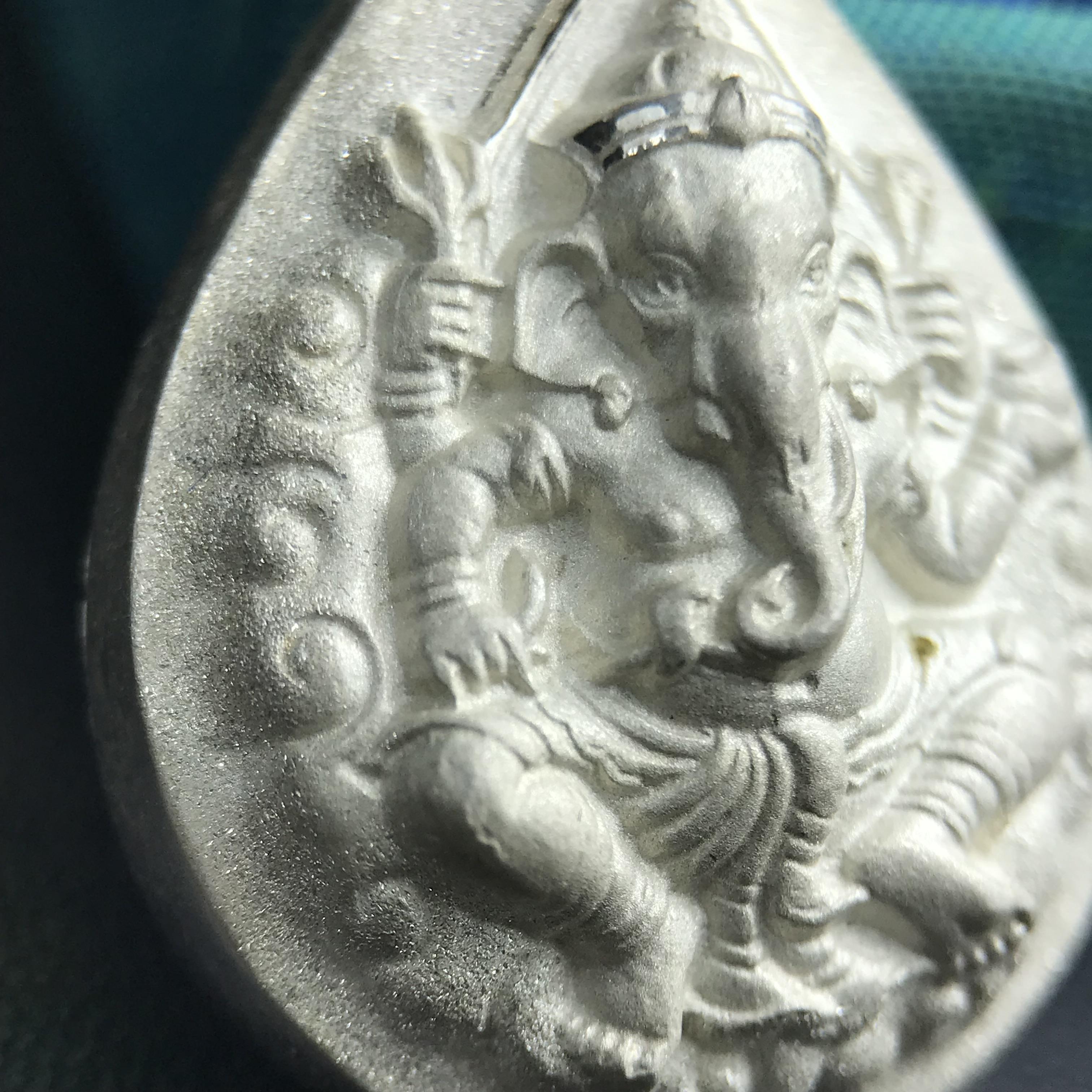 เหรียญพระพิฆเนศวร ญสส. ชุดกาญจนาภิเษกครองราชย์ 50 ปี พุทธศักราช 2538 พิมพ์ใหญ่(2.9 ซม.) เนื้อเงิน(พ่นทรายและขัดเงาบางส่วน) สภาพสวยเดิมพร้อมกล่องบรรจุเดิม ตอกโค๊ดหมายเลขกำกับ(1ใน 5539องค์)