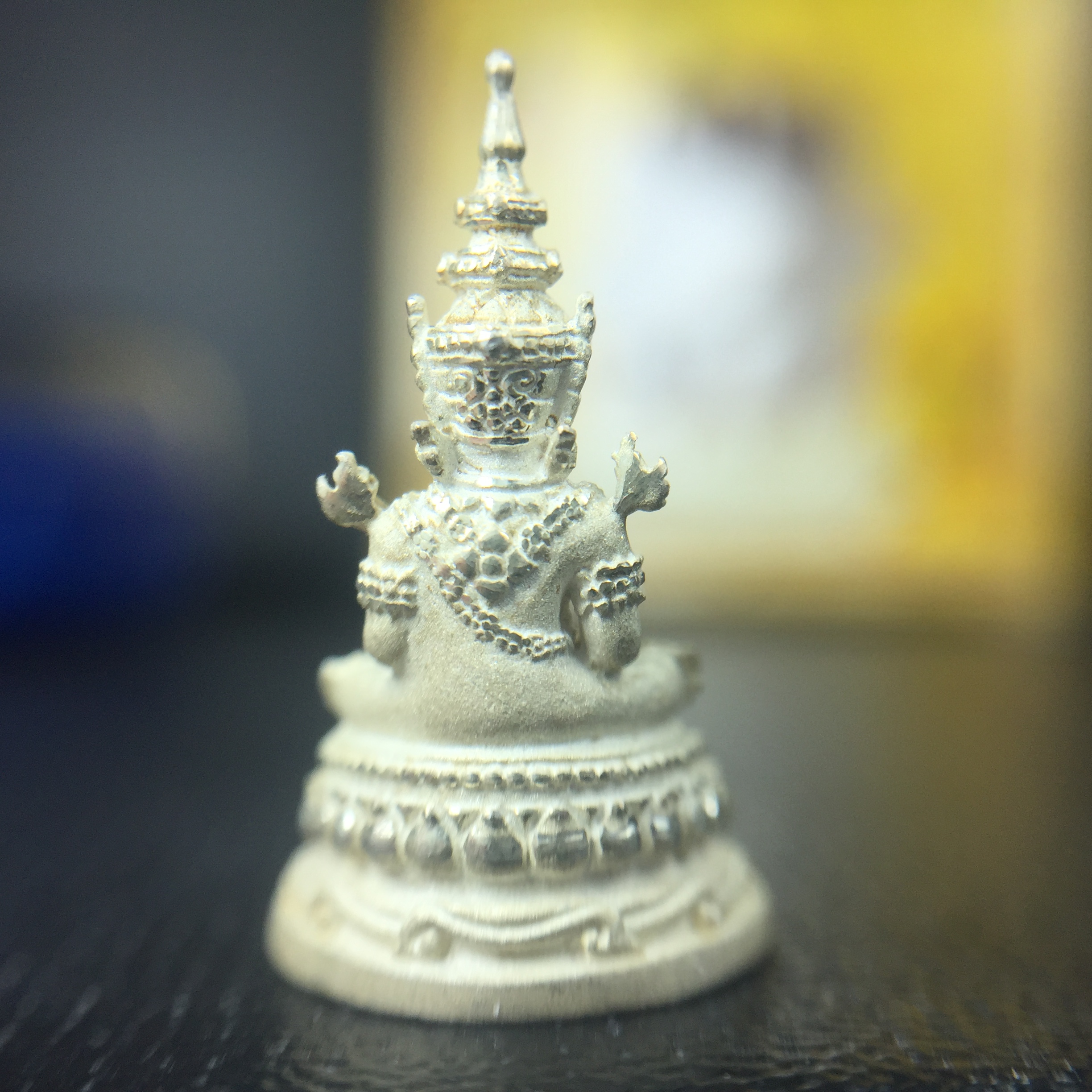 พระแก้วมรกต(จำลอง)ลอยองค์ ขนาดหน้าตัก 1/4 นิ้ว ทรงเครื่องฤดูร้อน เนื้อเงิน ตราสัญลักษณ์ฉลองสิริราชสมบัติครบ 60 ปี พ.ศ.2549