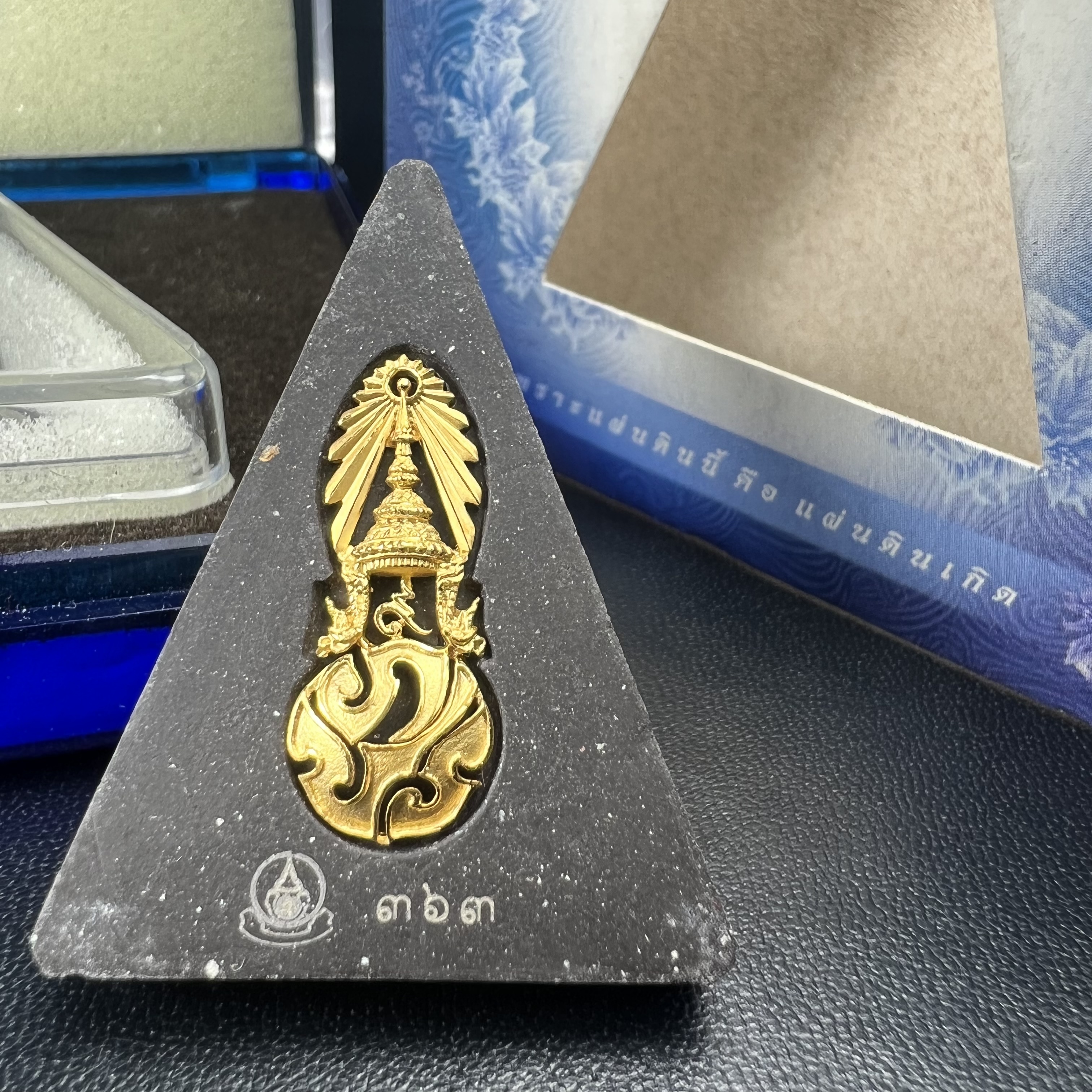 พระพุทธชินราช ภปร. โครงการ เพราะแผ่นดินนี้คือแผ่นดินเกิด ปี2551 เนื้อผง ด้านหน้าปิดทอง หลัง ภ.ป.ร. ทองคำ 80% (นน. 1.6 กรัม) (มวลสารพระราชทานเส้นพระเจ้า (เส้นผม) ของพระบาทสมเด็จพระเจ้าอยู่หัวรัชกาลที่9)(หายาก) 1 ใน 5000 องค์