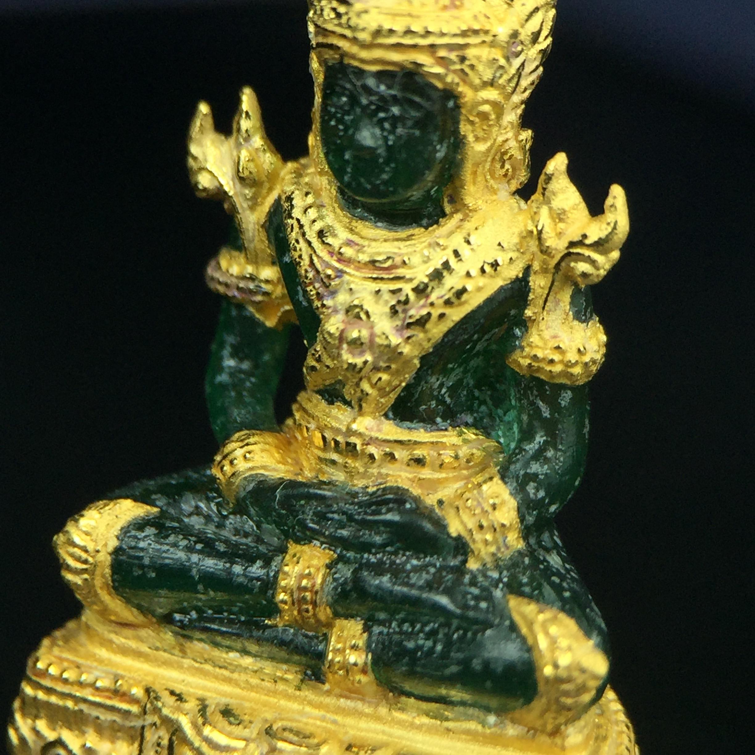 พระแก้วมรกต ภปร. จัดสร้างโดย รพ.ภูมิพลฯ ปี2547 ลอยองค์ขนาดหน้าตัก 1/2 นิ้ว เนื้อเรซิ่นหุ้มทองคำ99.99 งดงามทรงคุณค่าอีกหนึ่งรุ่นยอดนิยม หายาก