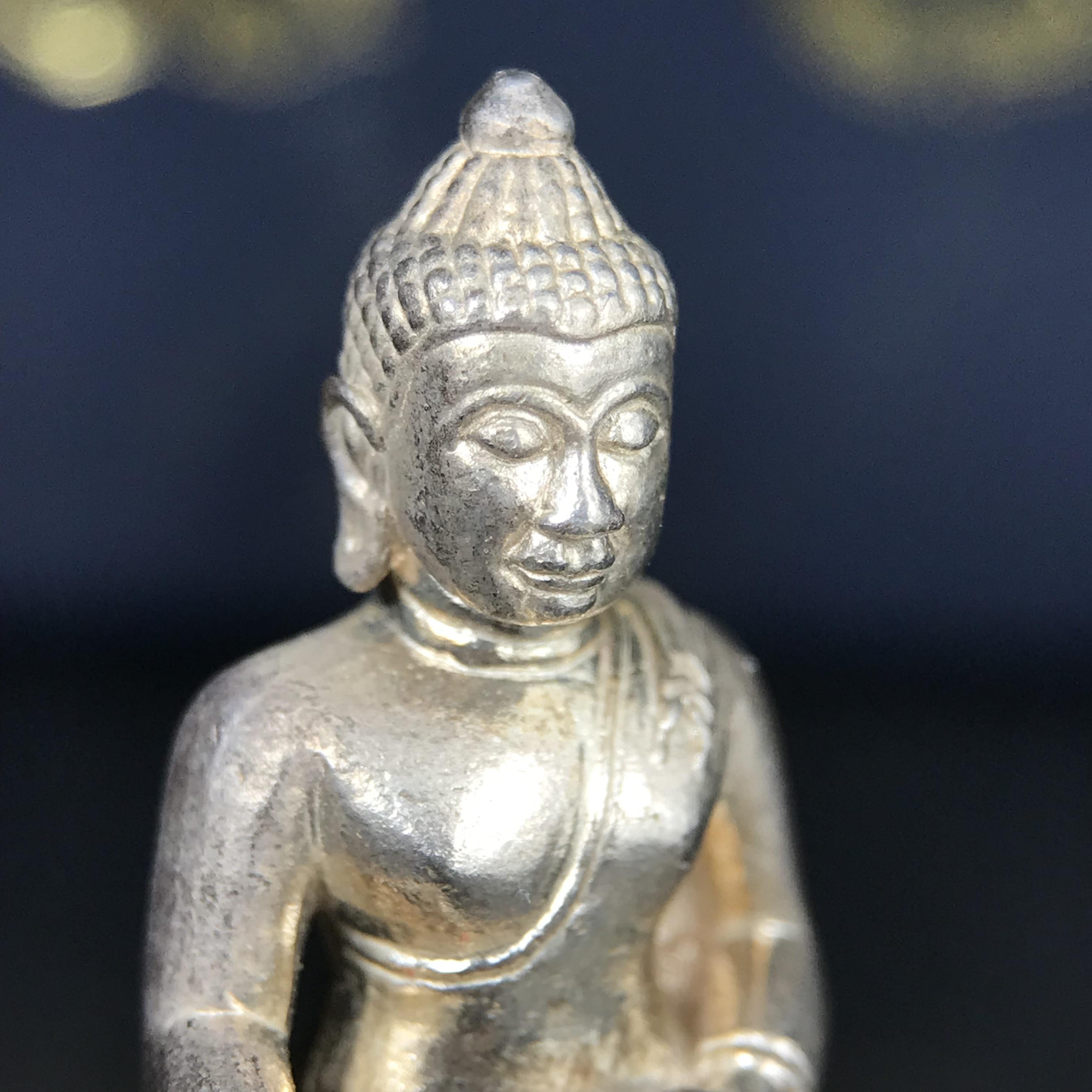 พระกริ่งพระพุทธนรสีห์ จปร.+ภปร. ครบรอบ 100 ปี ธนาคารไทยพาณิชย์ ปี 2550 พระกริ่งเนื้อเงิน(หายาก)(พุทธศิลป์งดงาม)ด้านหน้าฐานประดับด้วยตราสัญลักษณ์ "จปร" และ "ภปร" (องค์เนื้อเงินสร้างน้อย พบเจอน้อยหายาก)1 ใน 2500 องค์