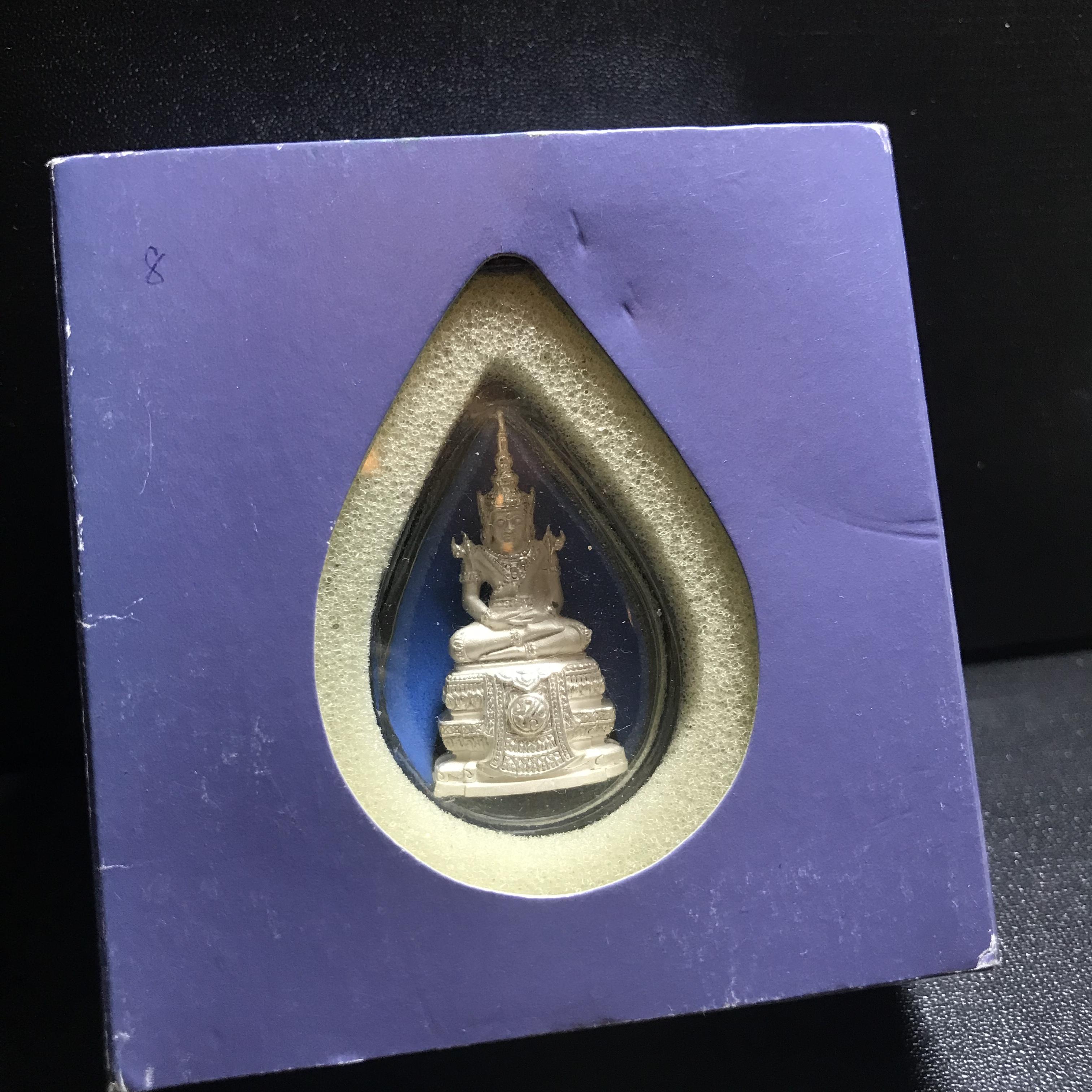 พระแก้วมรกต ภปร.หน้าตัก 1/2 นิ้ว จัดสร้างโดย รพ.ภูมิพลฯ ปี2547 ลอยองค์เนื้อเงิน(1ใน3000องค์)(หายาก)สภาพสวยครบสมบูรณ์