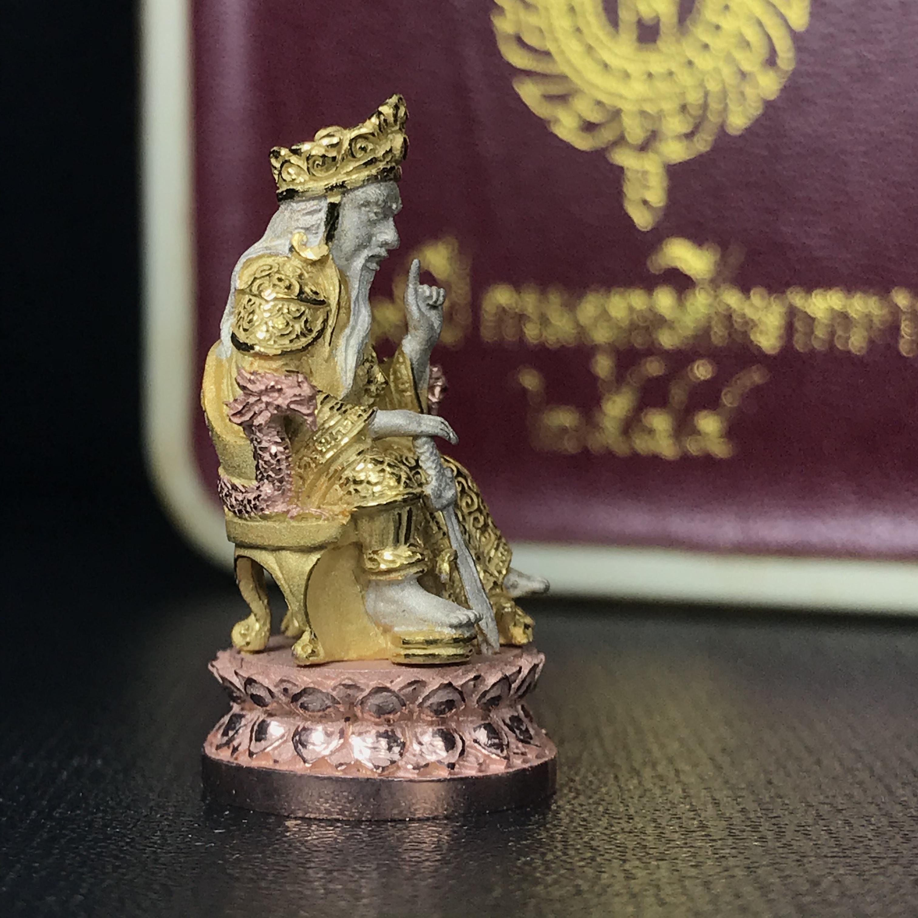 เจ้าพ่อเสือนั่งบัลลังค์ (ตั่วเหล่าเอี๊ย) เนื้อเงินสามกษัตริย์ ลอยองค์ (พิมพ์ใหญ่) รุ่น รักษ์แผ่นดิน ปี 2544 งานแพรนด้าจิวเวลรี่ สวย งดงาม (เทพศักดิ์สิทธิ์ที่คอยปกป้องอภิบาล และปราบปรามศัตรู)