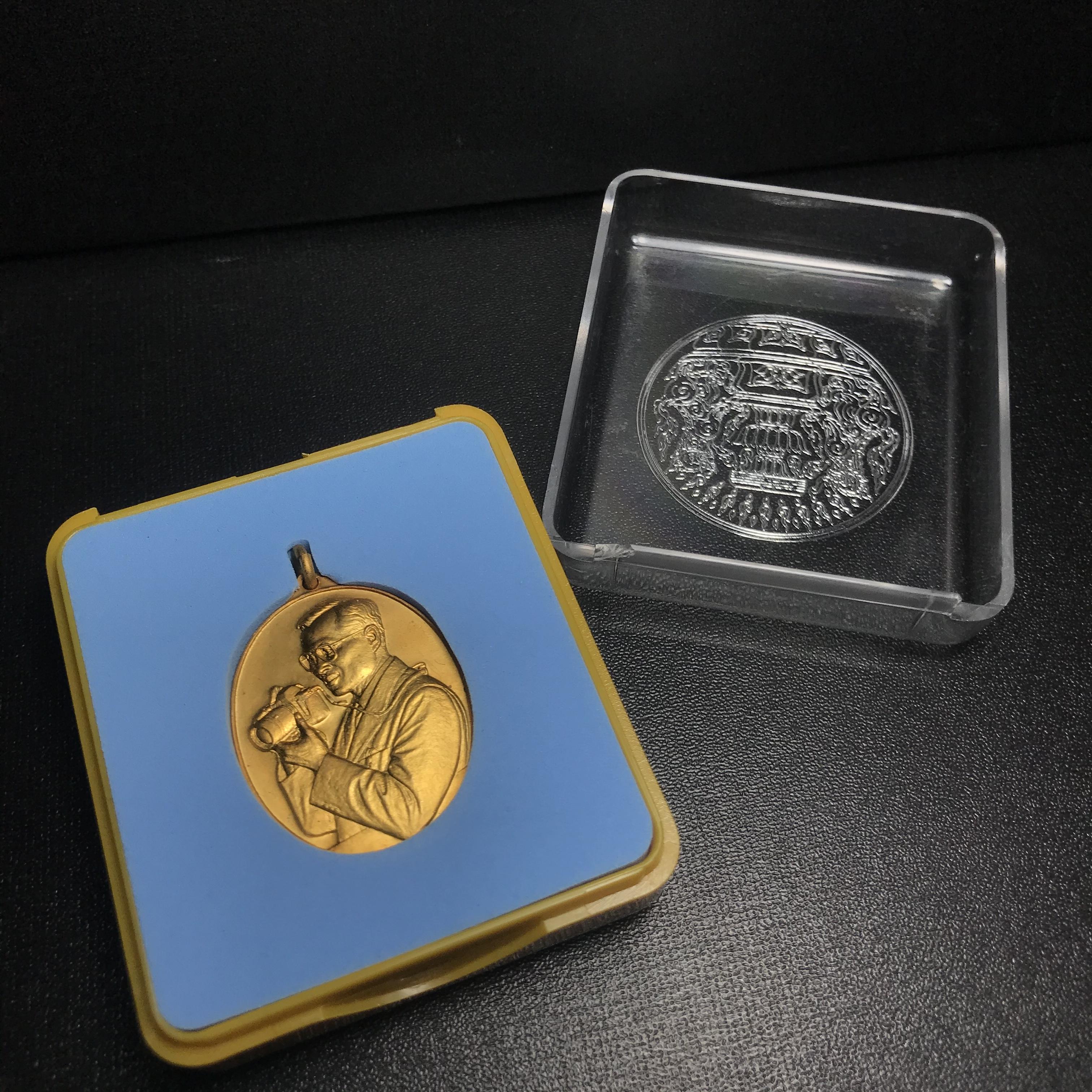 เหรียญในหลวงทรงกล้อง สำนักนายกรัฐมนตรีจัดสร้าง พร้อมเข็มที่ระลึก พ.ศ.2542 กล่องเดิม