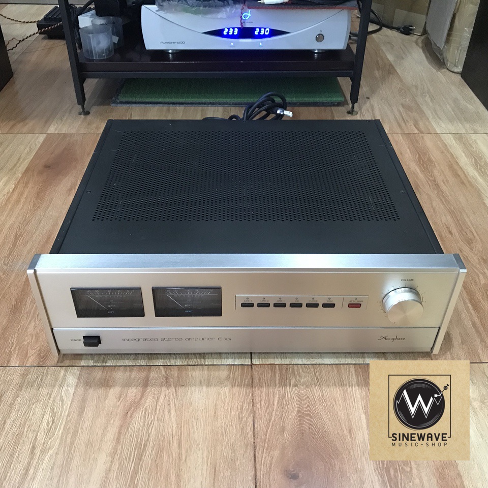 Integrated Amp ยี่ห้อ Accuphase รุ่น E-302 (Made in Japan) ไฟ 220Volts