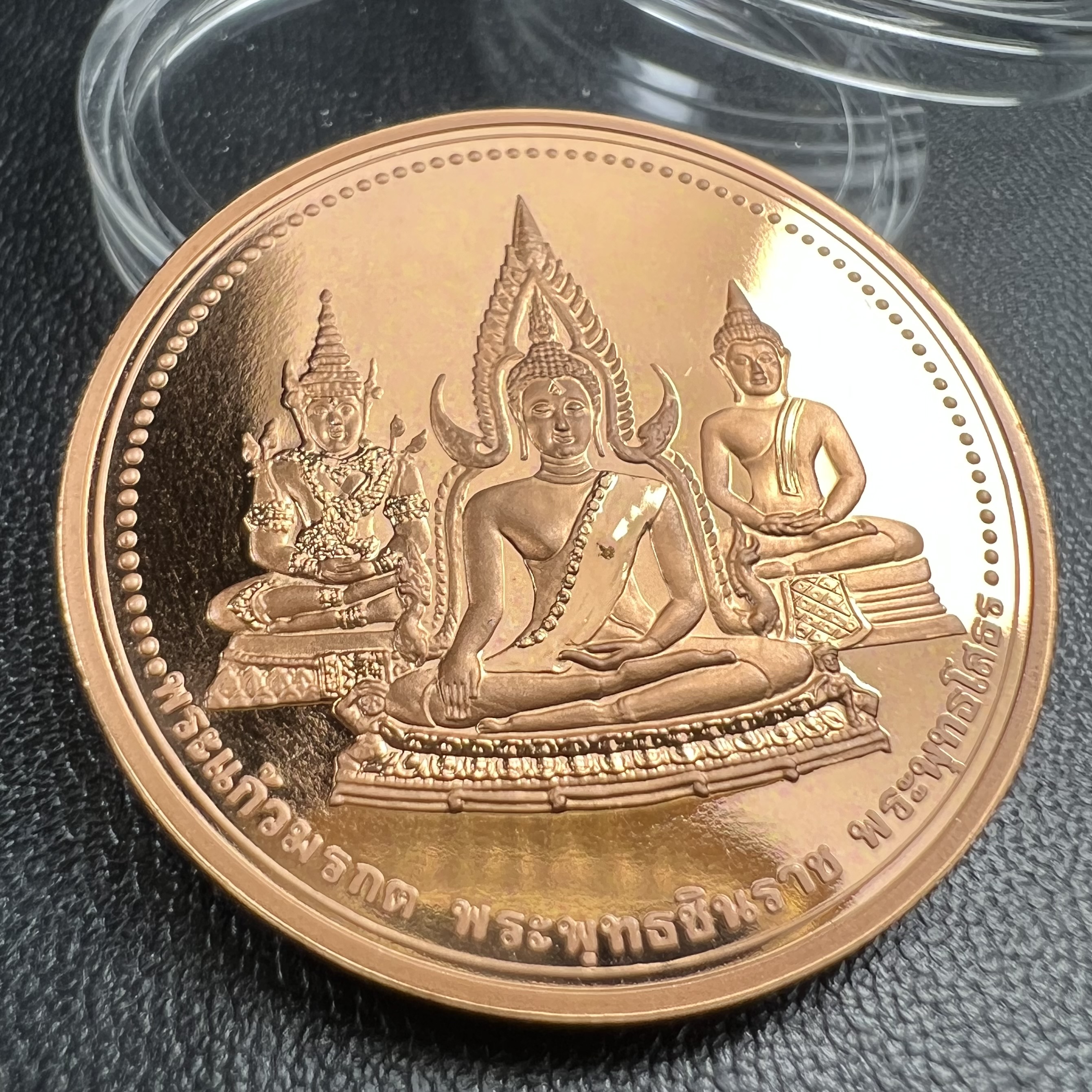 เหรียญพระแก้วมรกต พระพุทธชินราช พระพุทธโสธร รุ่นพุทธบารมี ปี 2540 เนื้อทองแดงขัดเงา พิธีพุทธาภิเษก 2 พิธี มหามงคล (พระพุทธคู่บ้านคู่เมือง รูปแบบเหรียญสวยงดงามมาก พิธีใหญ่ เป็นที่นิยม)