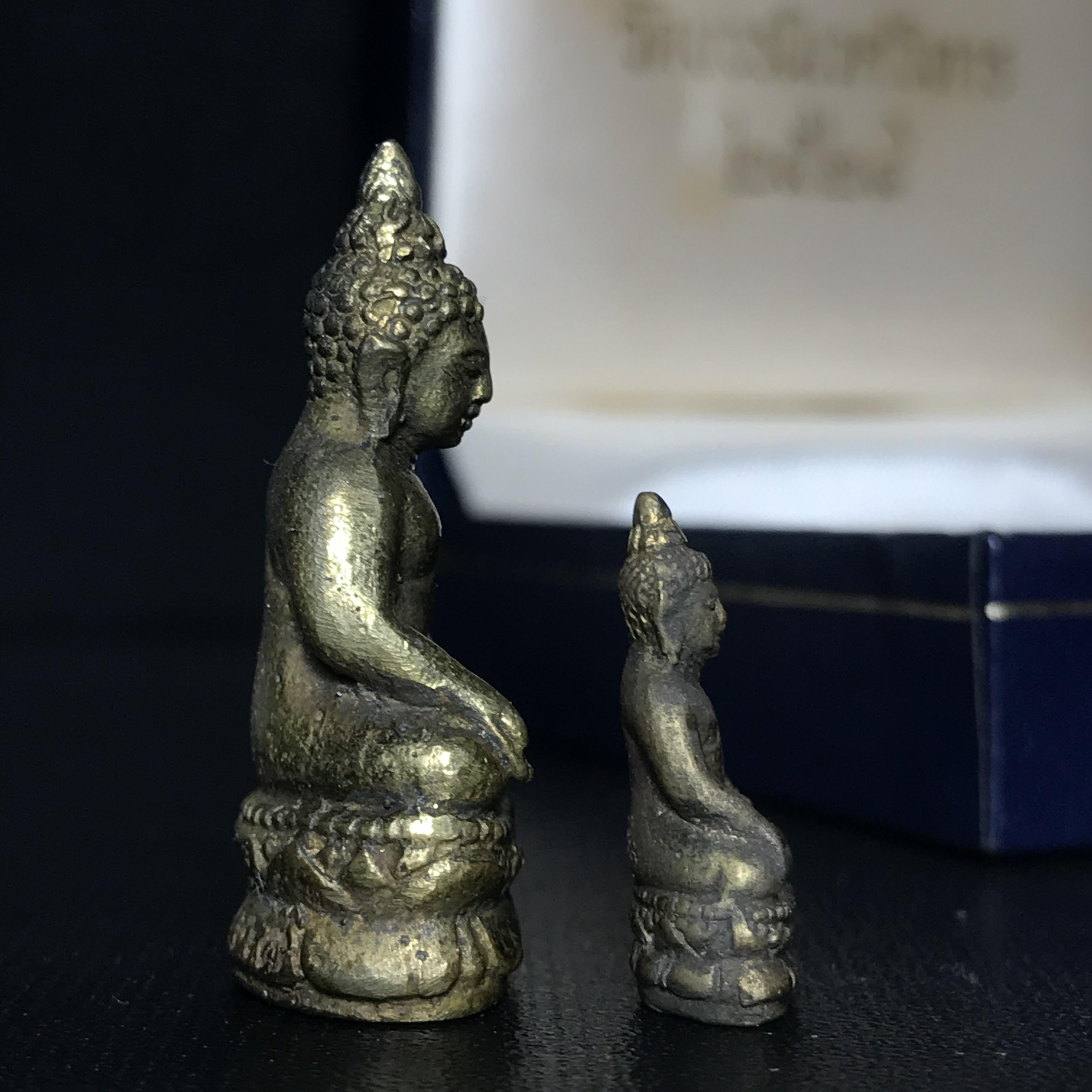 พระกริ่ง-พระชัยวัฒน์ไพรีพินาศ วัดบวรนิเวศวิหาร รุ่นผ้าป่าสิงห์บุรี ปี2528(กล่องหนังนิยม)(พระชุดหลักสายสมเด็จพระญาณสังวร สมเด็จพระสังฆราชองค์ที่19)(1ใน 1500ชุด)สภาพสวยกล่องบรรจุเดิม