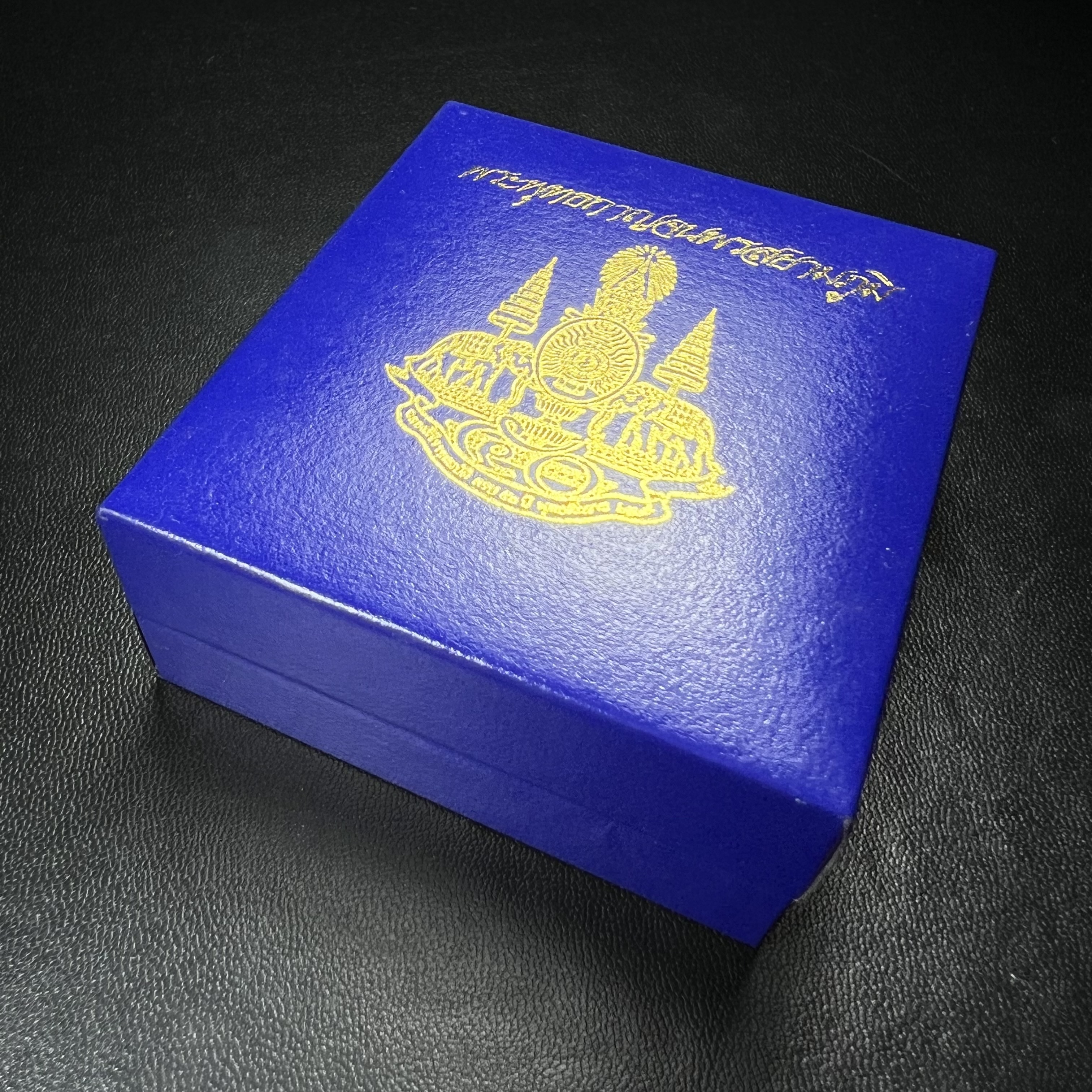 พระพุทธกาญจนพรสยามภูมิ ภปร. ปี 2539 เนื้อเงินพื้นทรายประกาย(ผิวเดิมสวย) พิมพ์ทรงใบขนุน ขนาด3.2ซม. พระพุทธรูปประจำพระชนมวาร รัชกาลที่9 ทรงโปรดเกล้าให้วิทยาลัยป้องกันราชอาณาจักร(วปอ.)สร้างในวโรกาสทรงครองสิริราชสมบัติครบ50ปี พ.ศ.2539(1ใน5000องค์)