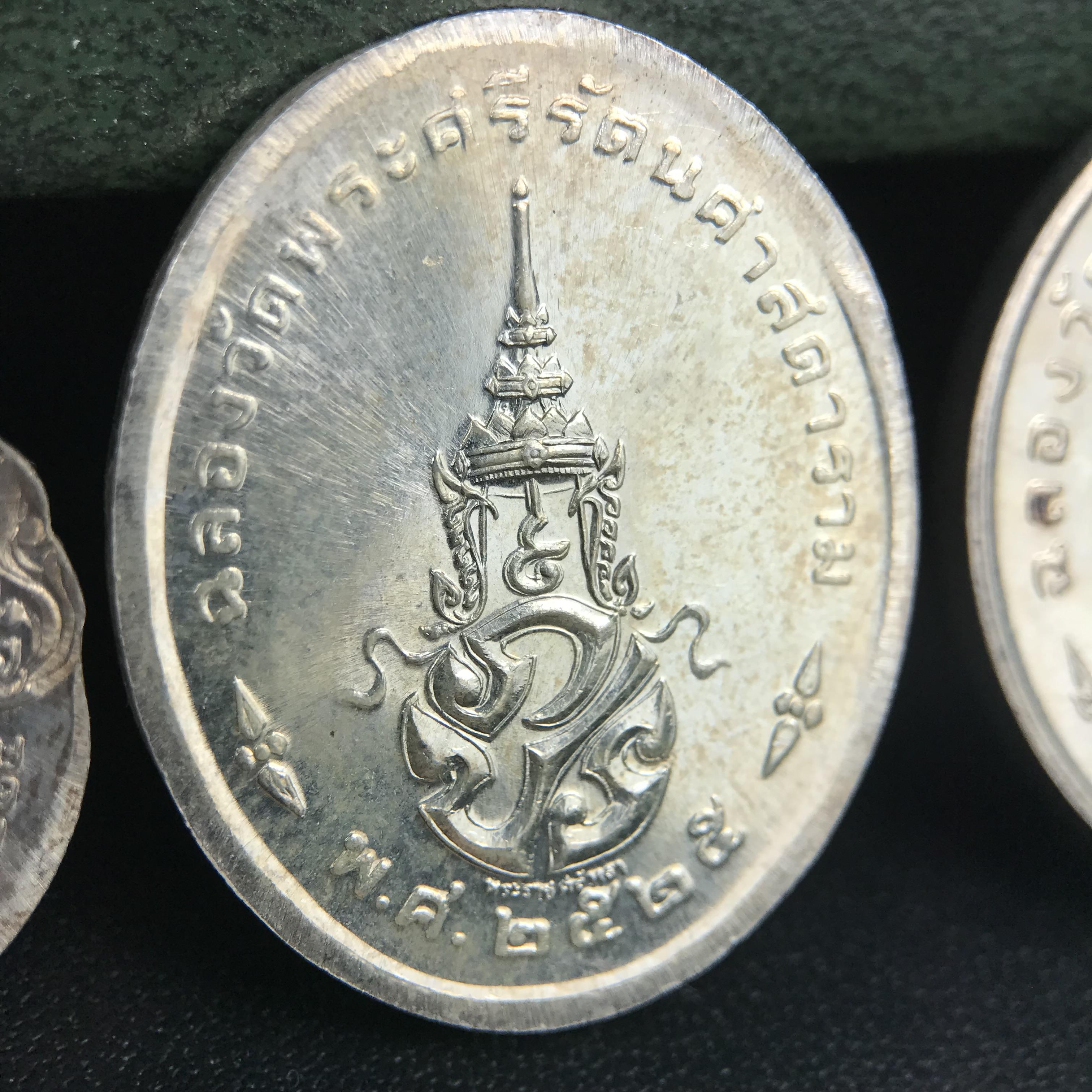 เหรียญพระแก้วมรกตหลัง ภปร. ฉลองกรุงรัตนโกสินทร์ครบ 200 ปี พ.ศ.2525 เนื้อเงินกล่องบรรจุเดิมครบ3พิมพ์(บล็อกพระราชศรัธา)(ในหลวงรัชกาลที่9 เสด็จในพิธี)พระคู่บ้านคู่เมือง...พระดี...พิธีใหญ่