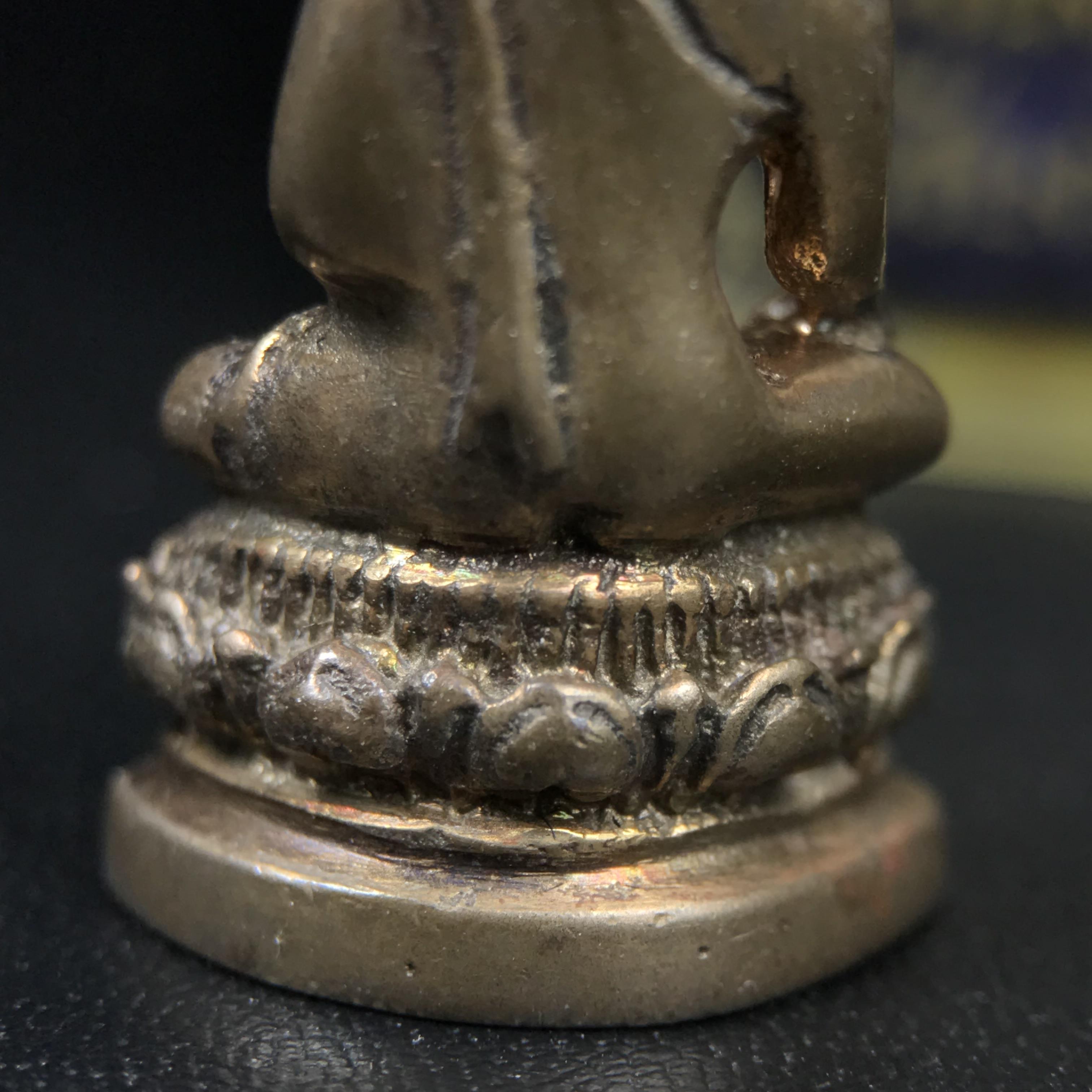 พระกริ่งสิงห์หนึ่งดอยตุง(ก้น ช) เนื้อนวโลหะ รุ่นบูรณะพระธาตุดอยตุง พ.ศ. 2516 สภาพสวยกล่องเดิม(หายาก)