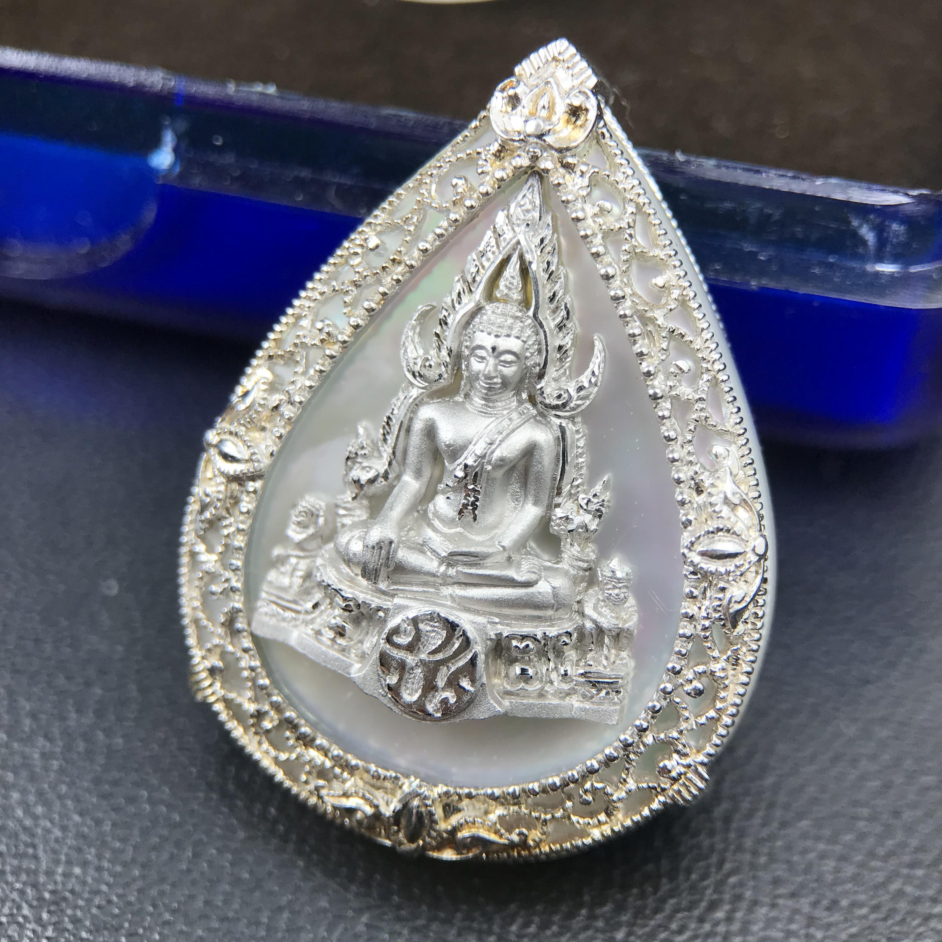 เหรียญพระพุทธชินราช ภปร. โครงการ เพราะแผ่นดินนี้คือแผ่นดินเกิด ปี 2551 รูปหยดน้ำ เนื้อเงินชุบทองคำขาว(ล้อมด้วยกรอบเงินชุบทองคำขาวสลักเสลาเป็นลวดลายละเอียดอ่อน ส่วนพื้นองค์พระเป็นเปลือกหอยมุขสวยงดงาม )(ขนาด 21 x 29 มม.) (สวยงามหายาก)1ใน5000องค์