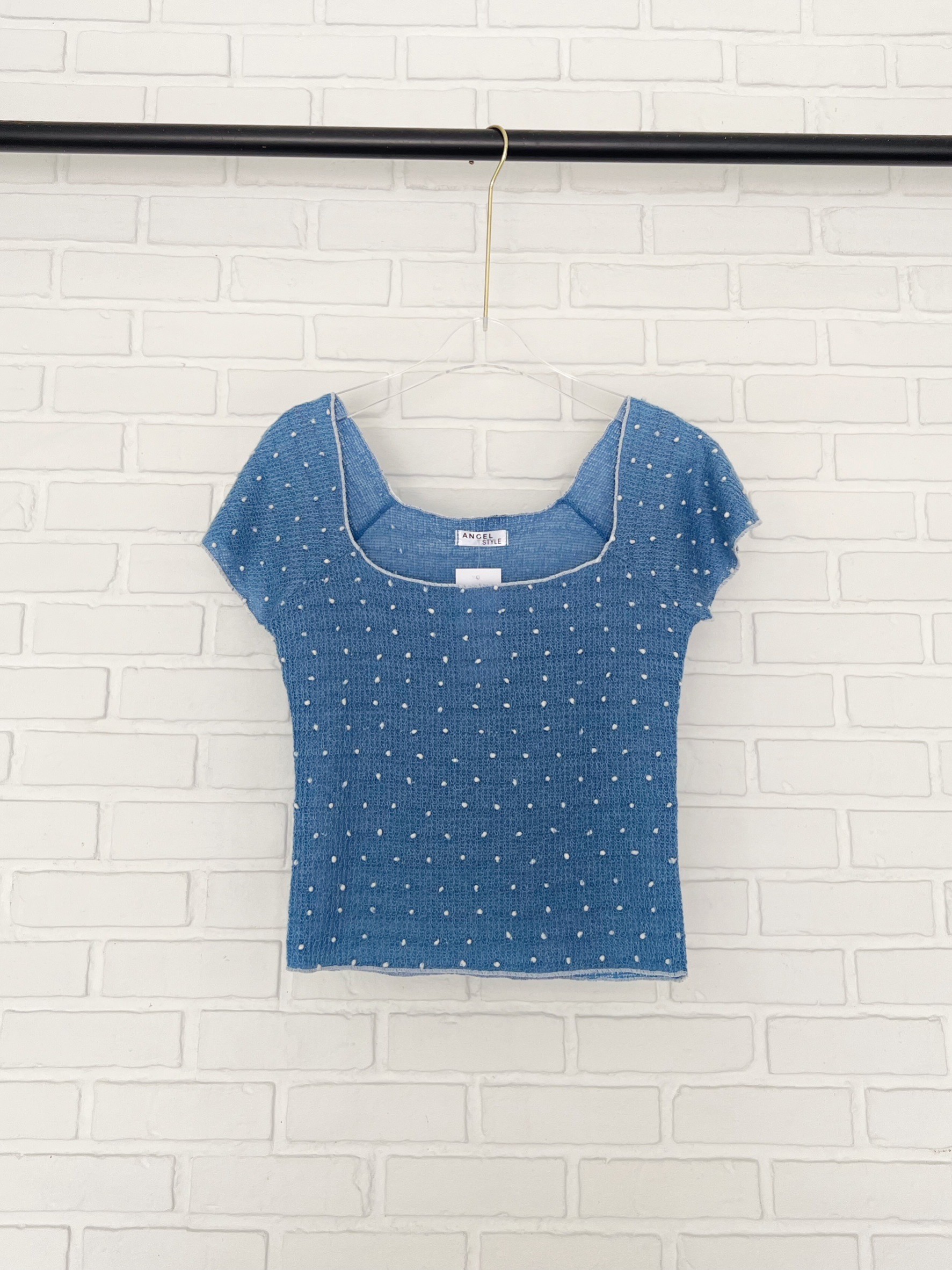 คอเหลี่ยมปุ่มขาว