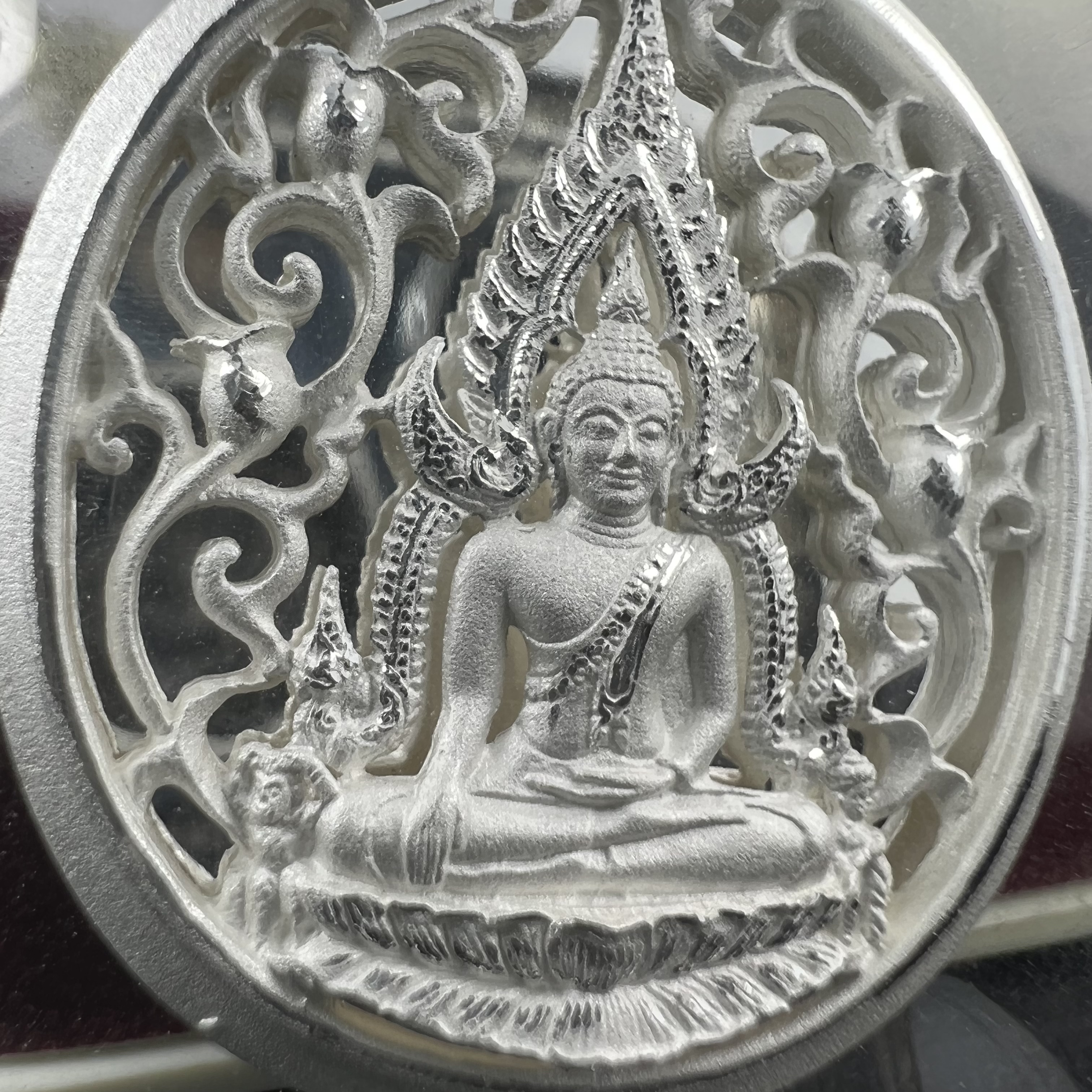 พระพุทธชินราช รุ่น ประวัติศาสตร์ มูลนิธิเพื่อตำรวจไทยจัดสร้าง ปี 2562 เนื้อเงินขัดเงา พิมพ์เหรียญรูปไข่ฉลุลายไทย พิมพ์ใหญ่ พระพุทธชินราช แบบจิวเวอร์รี่ (ขนาดสูง 2.9 ซม.) (สภาพ สวย ซีนซองเดิม กล่องบรรจุเดิมครบสมบูรณ์)