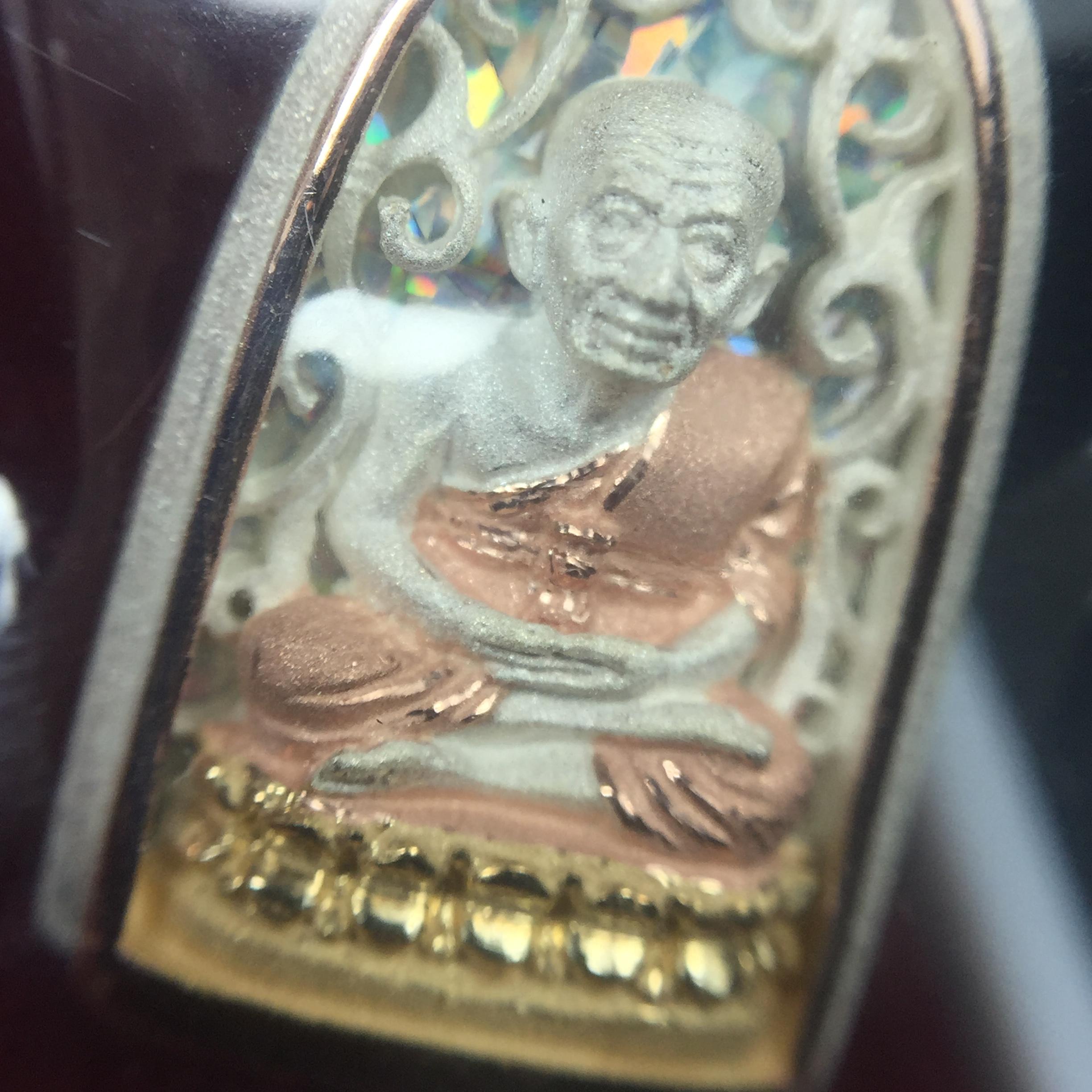 เหรียญหลวงพ่อทวด รุ่น มงคลบารมี วัดประสาทบุญญาวาส ปี 2545 เนื้อเงินสามกษัตริย์ พิมพ์ทรงพระรอด(ขนาด 2.2*1.5 ซม.)ฉลุลายฉากพื้นหลังสามมิติเปลือกหอยมุกสวยงาม ตอกโค๊ต ก(กรรมการ)พร้อมกล่องบรรจุเดิม