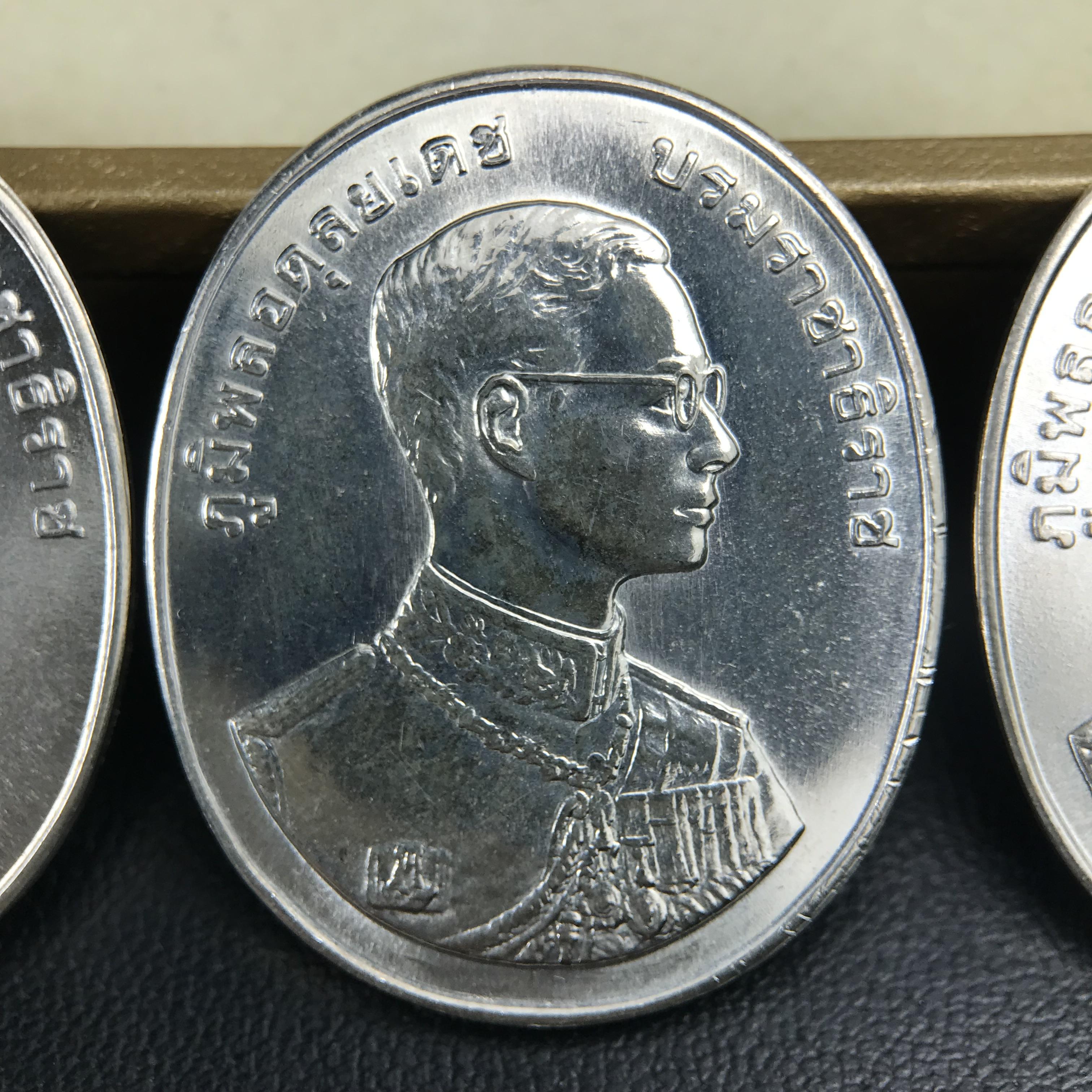 ชุดเหรียญพระพุทธปัญจภาคี ปี 2539 ครบชุด 5 เหรียญ พิมพ์ใหญ่ขนาดสูง 3 ซม. เนื้อเงิน โค๊ต ง.(เงิน) บล็อกกษาปณ์ พร้อมกล่องบรรจุซีนซองเดิมครบสภาพสวย เนื่องในมหามงคลวโรกาสที่ในหลวงรัชกาลที่ 9 ทรงครองสิริราชสมบัติครบ 50ปี พิธีใหญ่ ณ พระอุโบสถวัดพระแก้ว