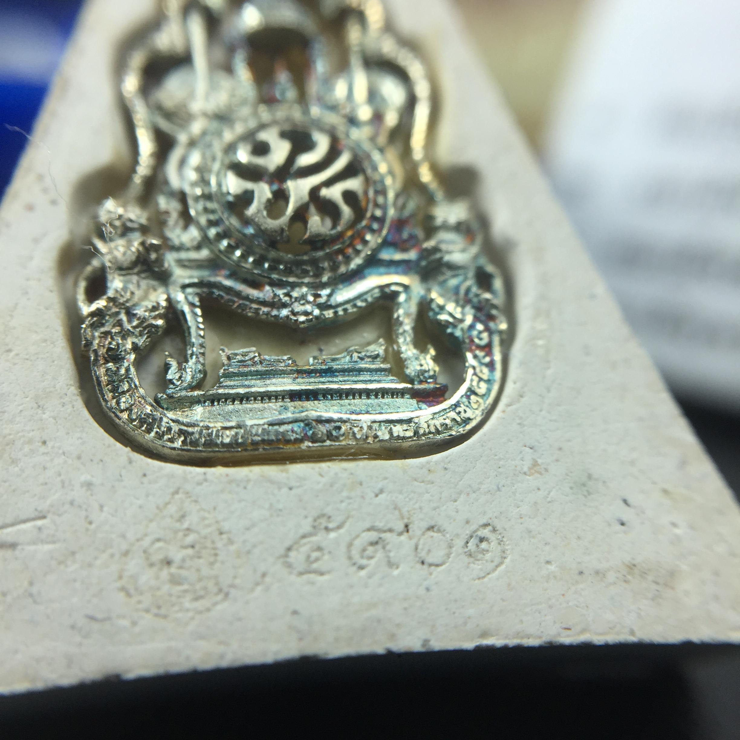 พระแก้วมรกต(จำลอง)ทรงเครื่องฤดูร้อน พระผงบูชา ด้านหน้าปิดทอง ด้านหลังตราฉลองสิริราชสมบัติครบ 60ปี เนื้อเงินขึ้นสีรุ้งธรรมชาติสร้างสรรค์งดงาม(รุ่นนี้ได้พระราชทานเส้นพระเจ้า(เส้นผม)รัชกาลที่9ในการจัดสร้าง)***องค์นี้พิเศษมองเห็นเส้นผมติดอยู่ด้านหลังชัดเจน***