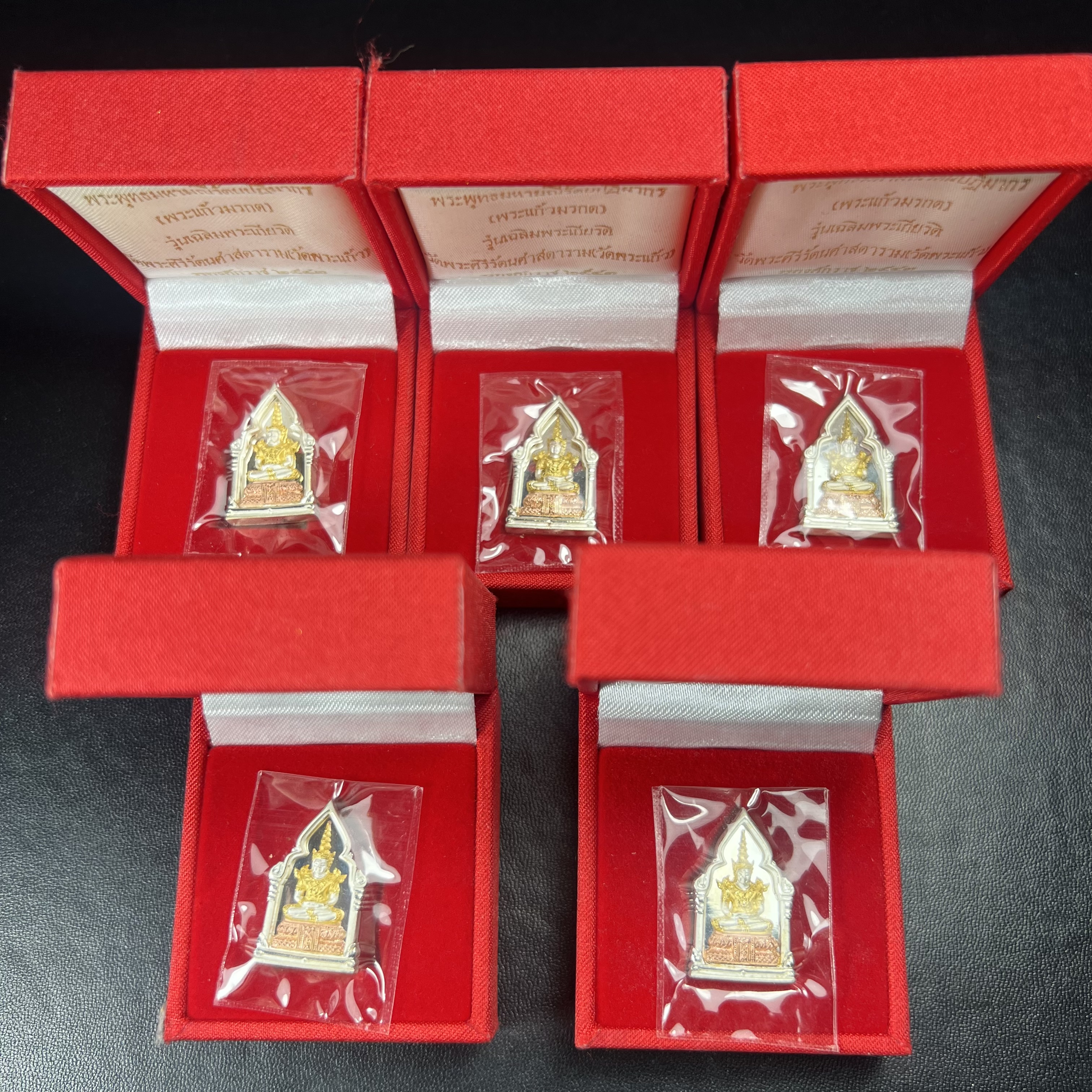 พระพุทธมหามณีรัตนปฎิมากร(พระแก้วมรกต)รุ่น เฉลิมพระเกียรติ วัดพระศรีรัตนศาสดารามราม(วัดพระแก้ว) ปี2543 เนื้อเงินสามกษัตริย์พิมพ์ซุ้มกนกเล็ก สภาพสวยซีนเดิมกล่องครบ