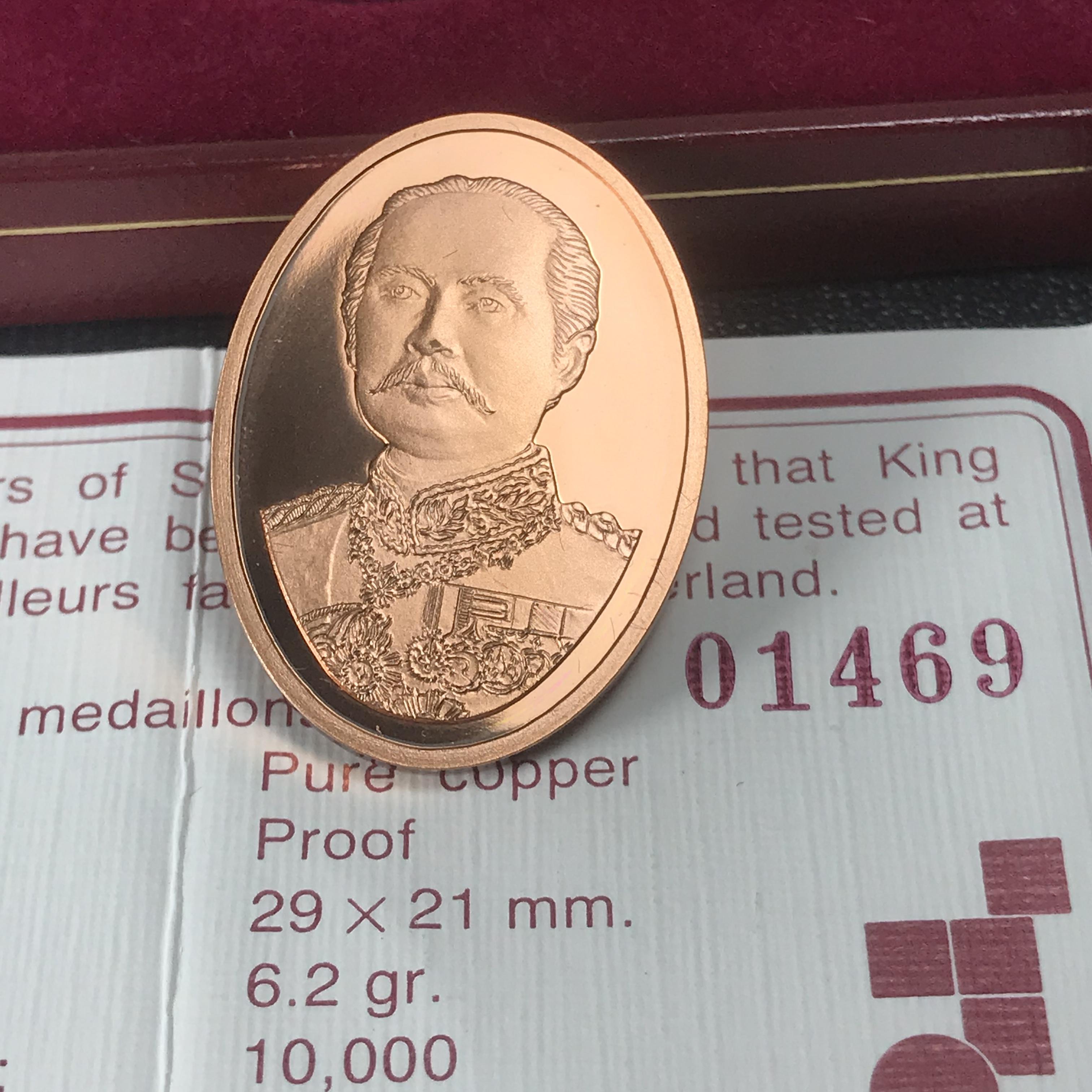 เหรียญ ร.5 วัดสุทัศน์ SWITZERLAND รุ่นแรก ปี 2538 บล็อกนอก ผลิตจากโรงกษาปณ์ฮูกานิน สวิตเซอร์แลนด์ 1 ชุดมี 3 เนื้อ (เงินขัดเงา+กะไหล่ทองขัดเงา+ทองแดงบริสุทธิ์ขัดเงา) ขนาด 21×29 มม. ครบชุดพิมพ์เล็กหมายเลขเดียวกันพร้อมกล่องและใบรับรองเดิม(1 ใน 2000 ชุด)