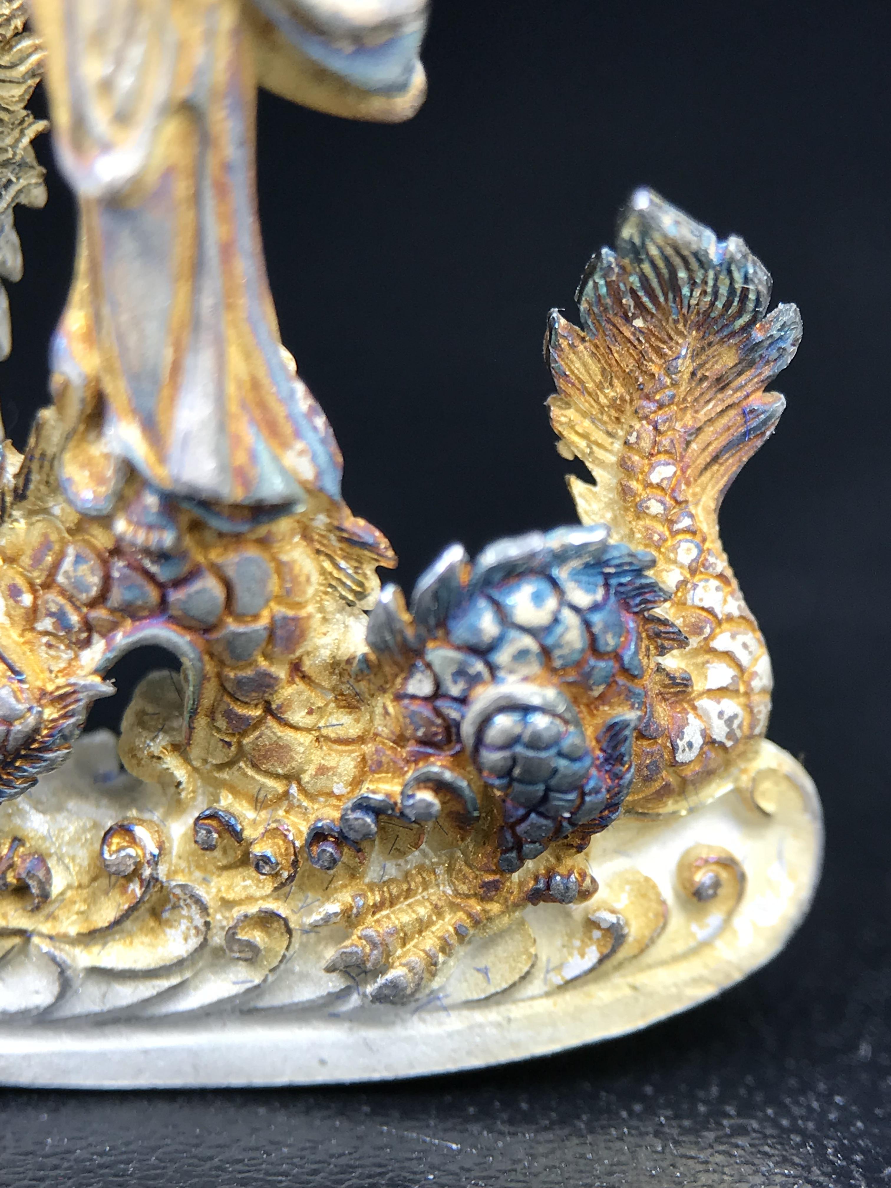 รูปหล่อลอยองค์พระโพธิสัตว์กวนอิม ทรงประทับมังกร จ.ระนอง ปี 2539 เนื้อเงิน พิมพ์ใหญ่(ผิวรุ้งไฟ)(สภาพผิวเดิมขึ้นสีรุ้งธรรมชาติสวยแบบนิยม)(เสน่ห์พระเนื้อเงินสีสันที่ธรรมชาติสรรค์สร้าง)เฉลิมฉลองในวโรกาสที่พระบาทสมเด็จพระเจ้าอยู่หัวทรงครองสิริราชสมบัติครบ50ปี