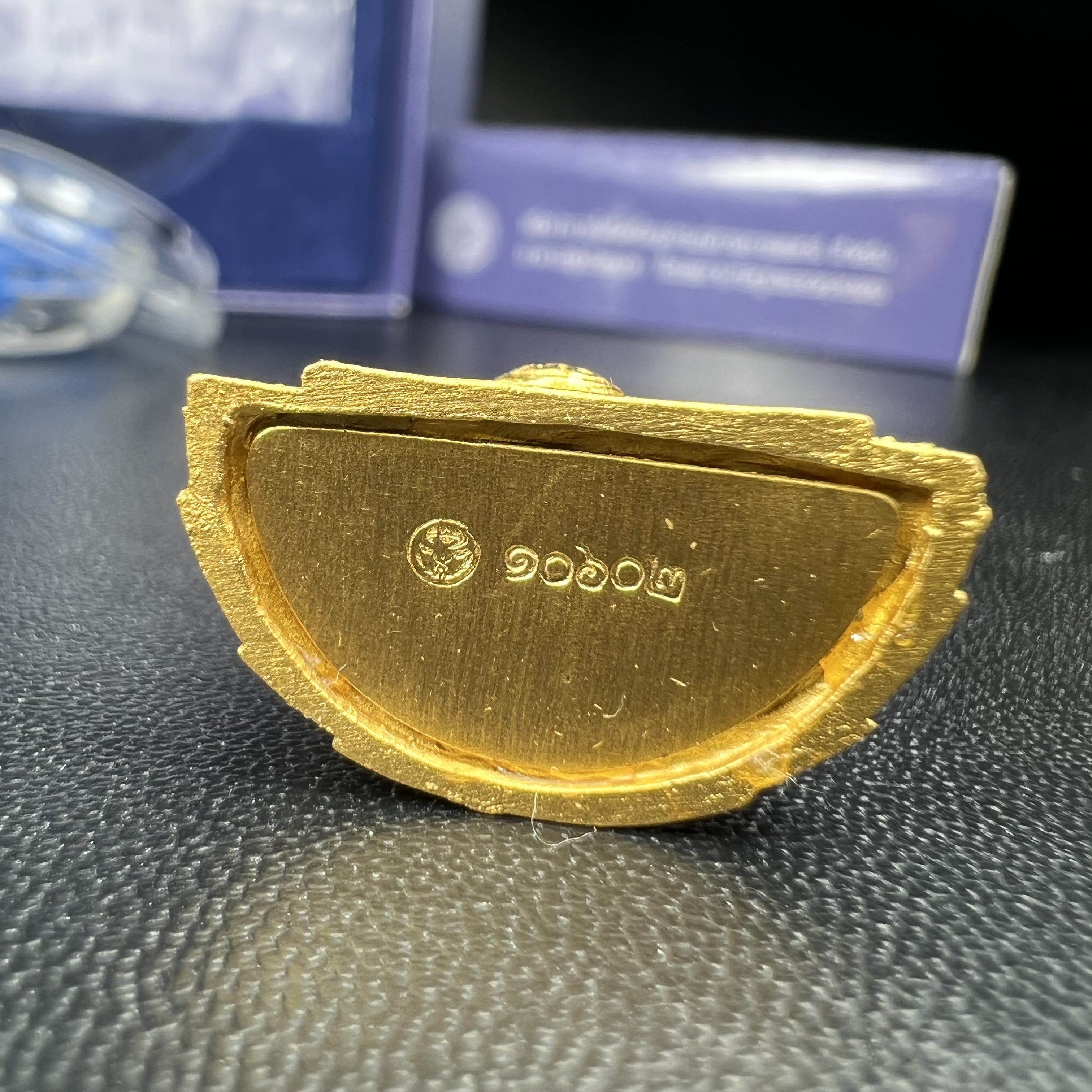 พระแก้วมรกต ภปร. จัดสร้างโดย รพ.ภูมิพลฯ ปี2547 ลอยองค์ขนาดหน้าตัก 1/2 นิ้ว เนื้อเรซิ่นหุ้มทองคำ99.99 งดงามทรงคุณค่าอีกหนึ่งรุ่นยอดนิยม หายาก