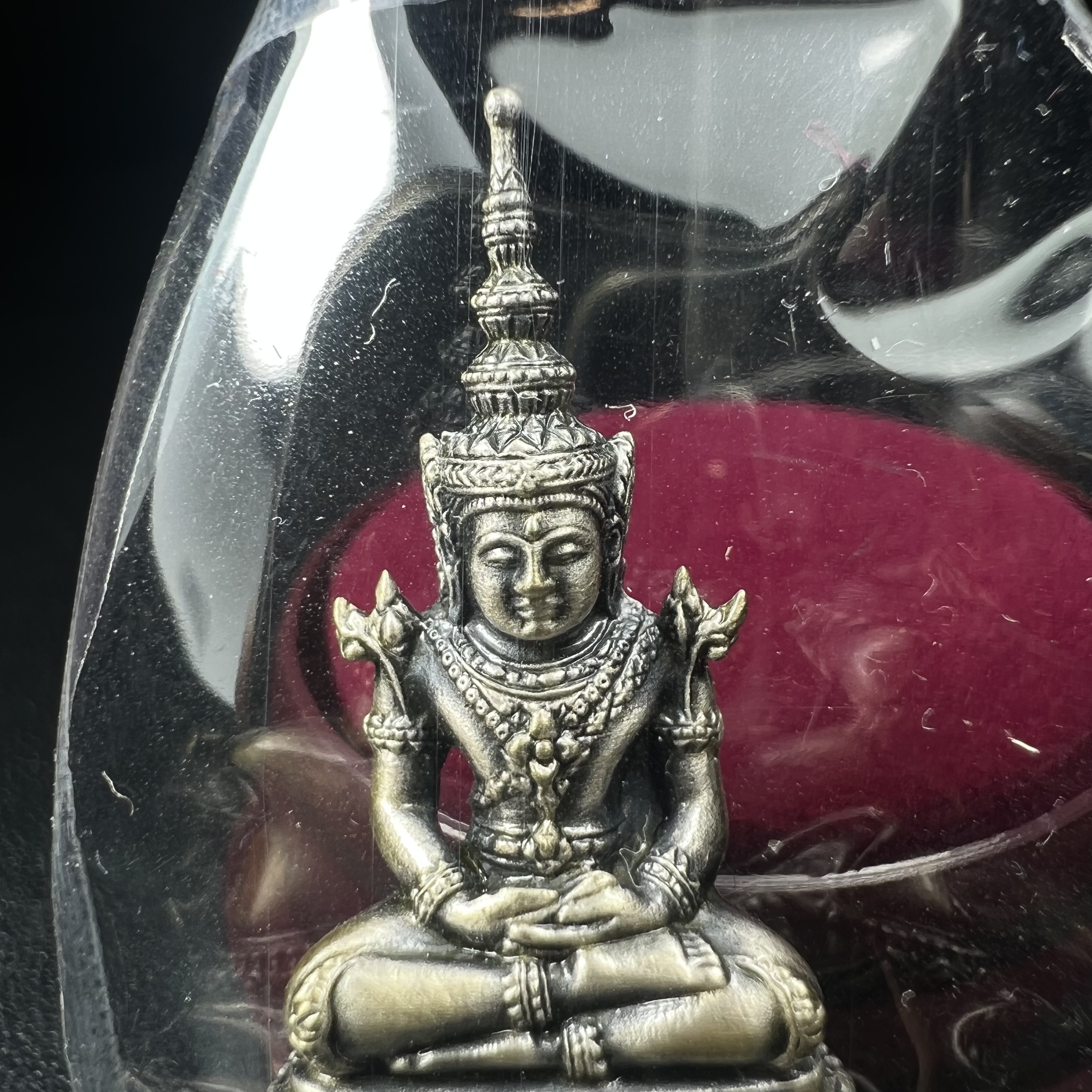 พระแก้วมรกต ภปร.(รุ่นแรก) ปี2545 รุ่นฉลองกรุงรัตนโกสินทร์ครบ 220 ปี พิมพ์ลอยองค์ใหญ่ เนื้ออัลปาก้า ชุบเงินลงดำ ขนาด 19*35 มม. พร้อมครอบตั้งโชว์เดิม องค์พระซีนซองเดิม สวยครบสมบูรณ์