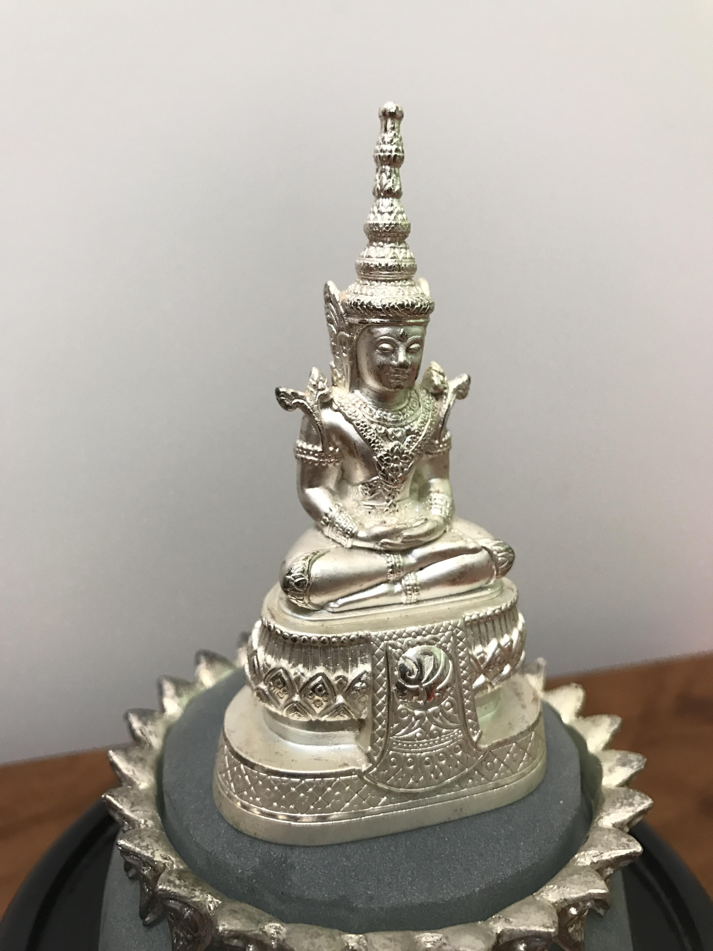 พระแก้วมรกต ภปร(รุ่นแรก) ปี45 รุ่นฉลองกรุงรัตนโกสินทร์ครบ 220 ปี หล่อลอยองค์ เนื้อเงิน ขนาดบูชา 50*90 มม. พร้อมฐานวางครอบแก้วเดิมครบสมบูรณ์(สวยงามและหายากมาก)