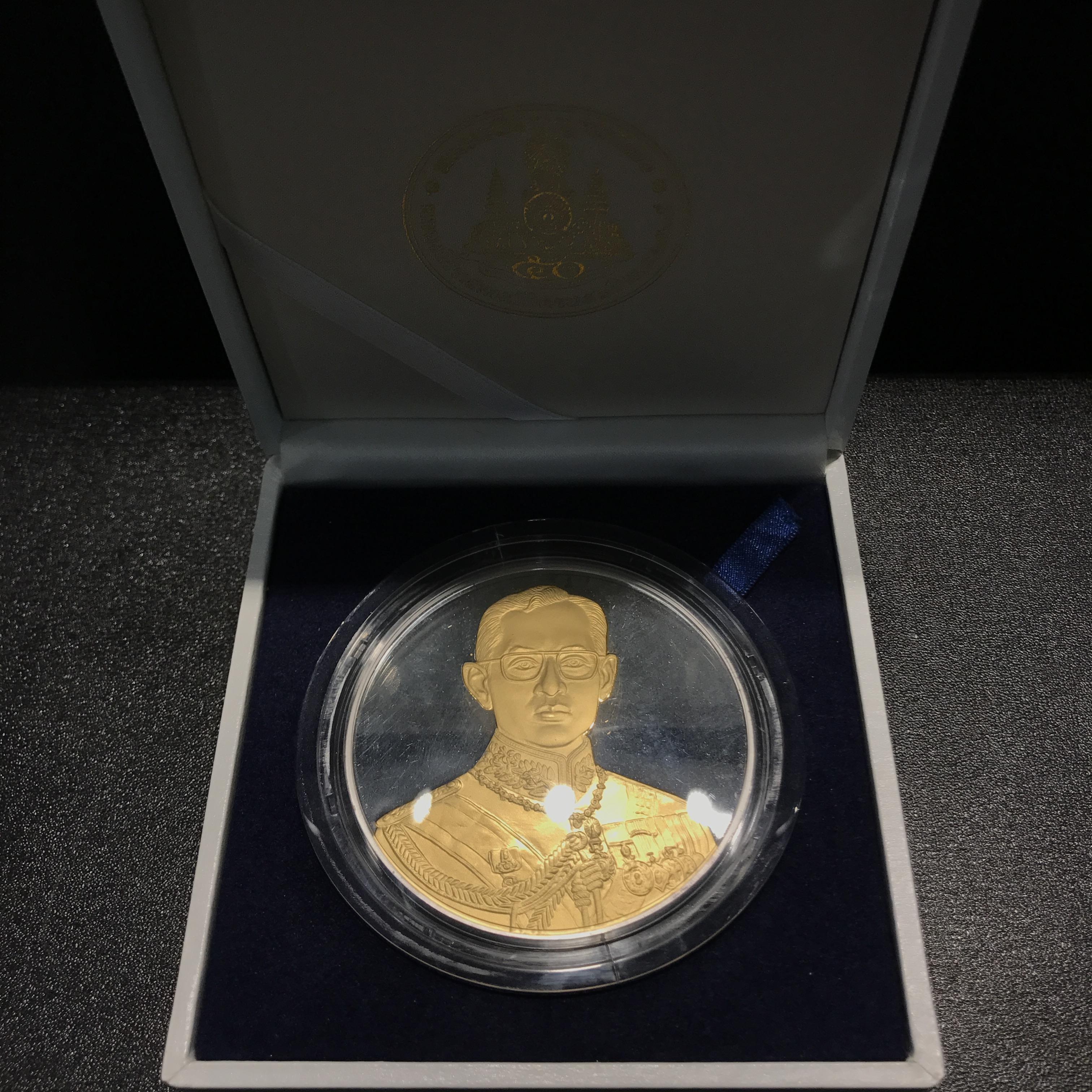 เหรียญที่ระลึก “คามิโอ” มหามงคลวโรกาสพระบาทสมเด็จพระเจ้าอยู่หัวภูมิพลอดุลยเดช ทรงครองสิริราชสมบัติครบ 50ปี