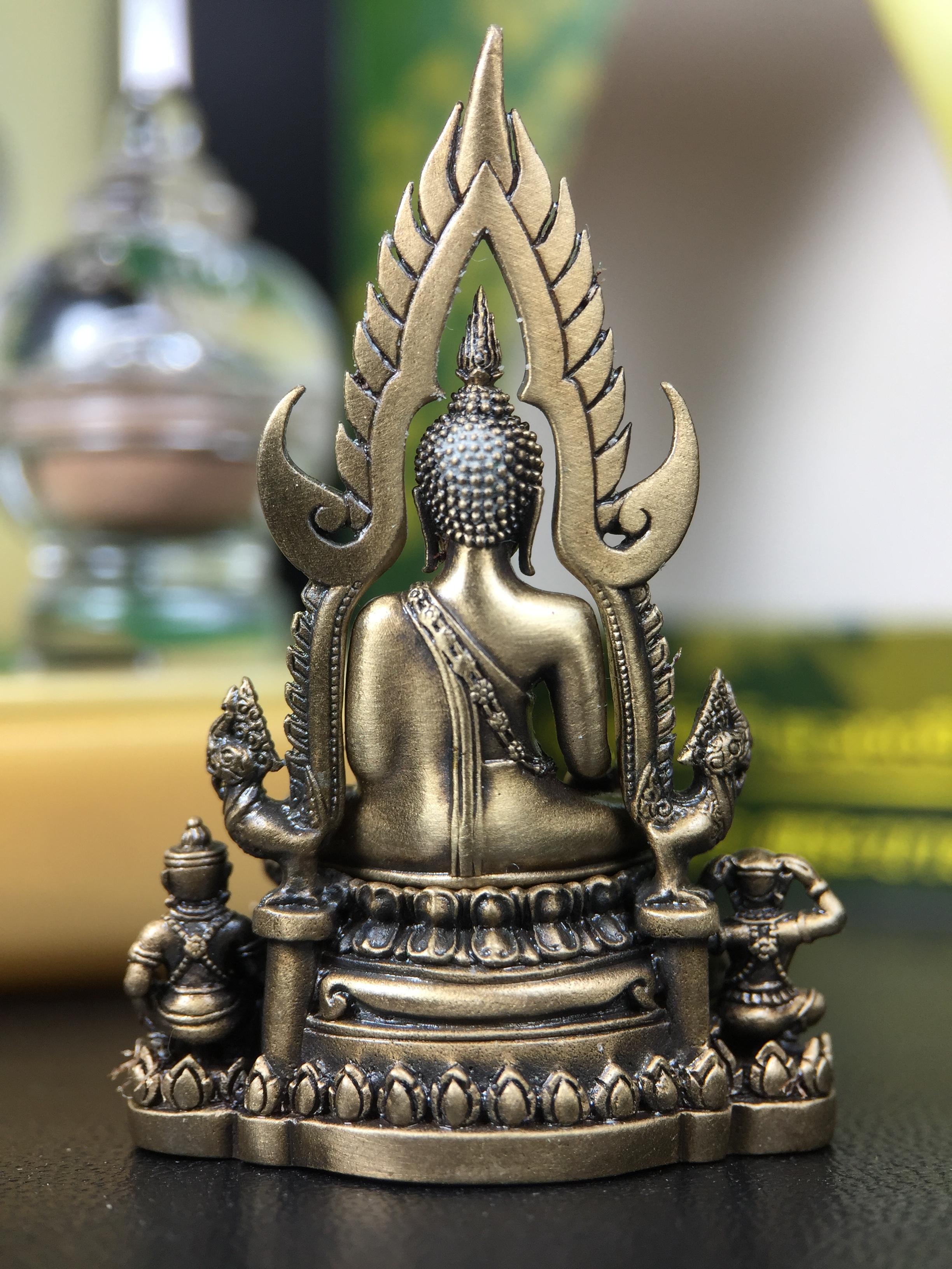 พระพุทธชินราช(จำลอง) ภปร. 84 พรรษา ปี 2554 เนื้อบรอนซ์รมดำซาติน พิมพ์กลางขนาดหน้าตัก 1/2 นิ้ว(พระราชทานมวลสาร จิตรลดาและเส้นพระเจ้า(เส้นผม)รัชกาลที่9)พุทธศิลป์ทรงคุณค่าอีกหนึ่งรุ่นยอดนิยม