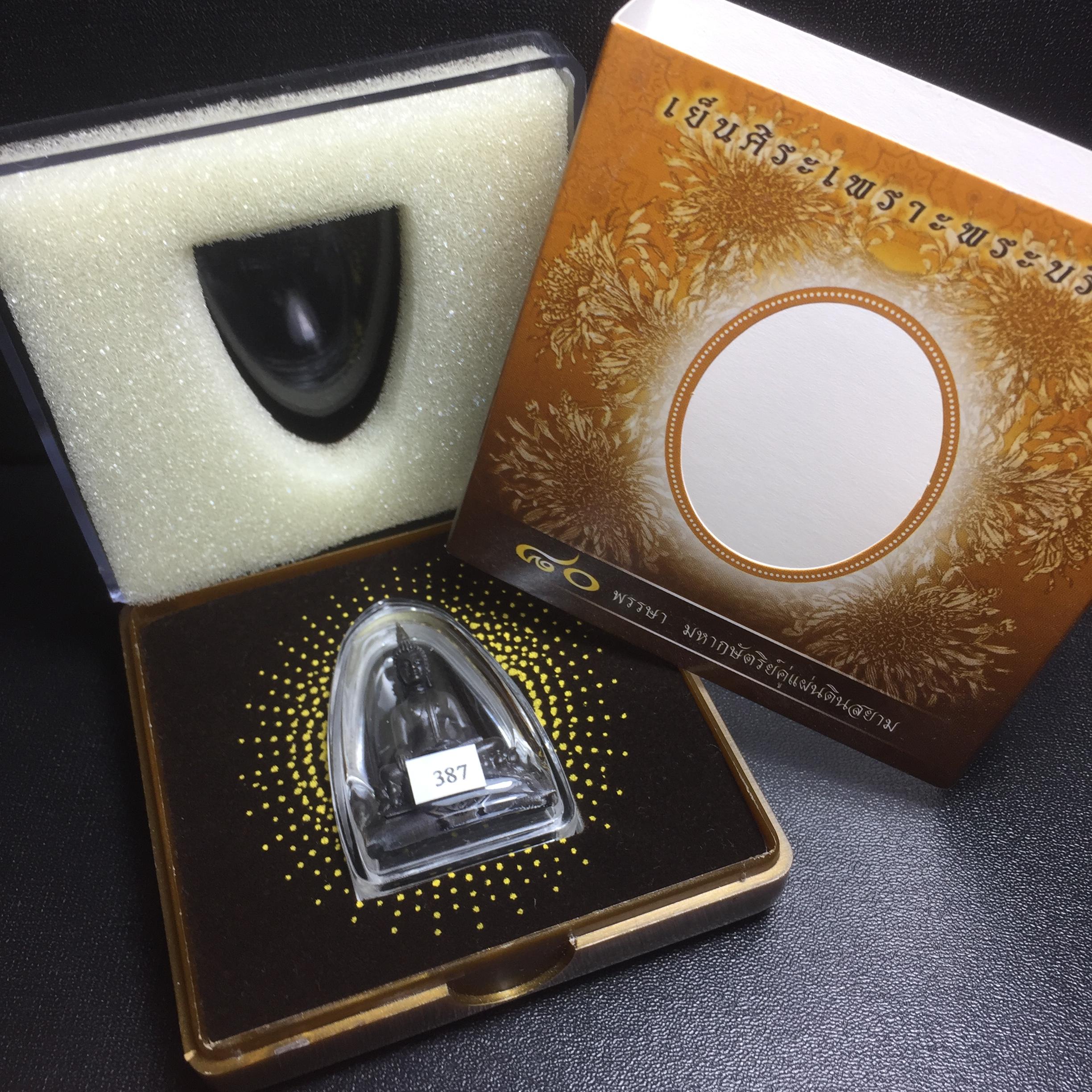 พระพุทธรูปคุ้มเกล้า ภปร. มหามงคล 80พรรษา “รุ่นเย็นศิระเพราะพระบริบาล 80พรรษา มหากษัตริย์คู่แผ่นดินสยาม” เนื้อนวโลหะรมดำ พิมพ์ใหญ่ ขนาด 18*35 มม.